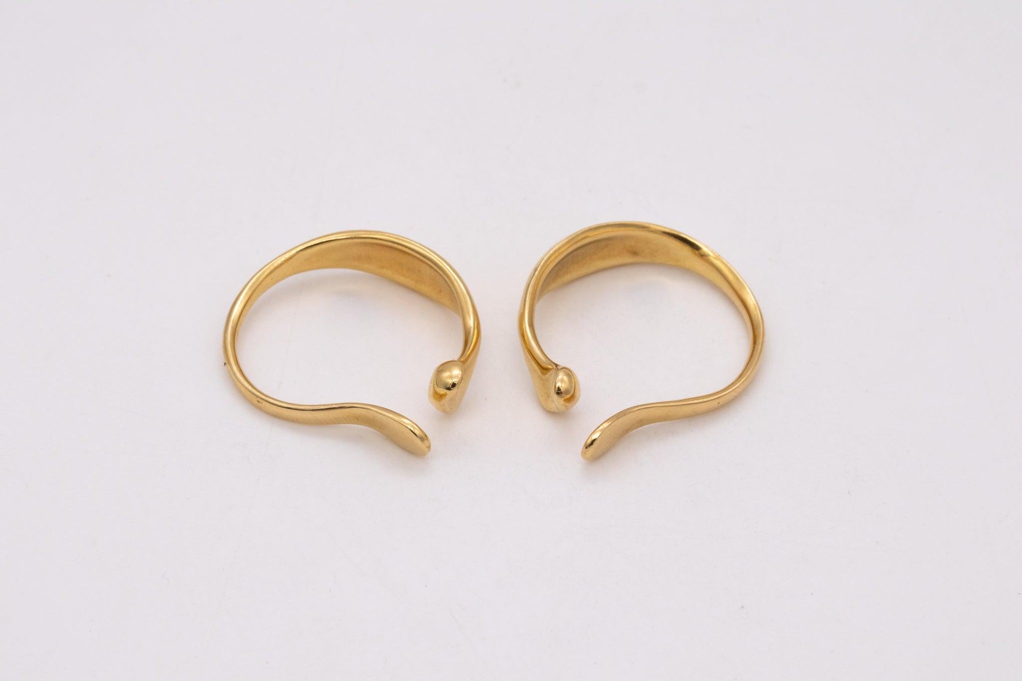TIFFANY & CO. 1980 von Elsa Peretti Seltene Lilien Hoops Ohrringe aus massivem 18Kt Gold im Angebot 1