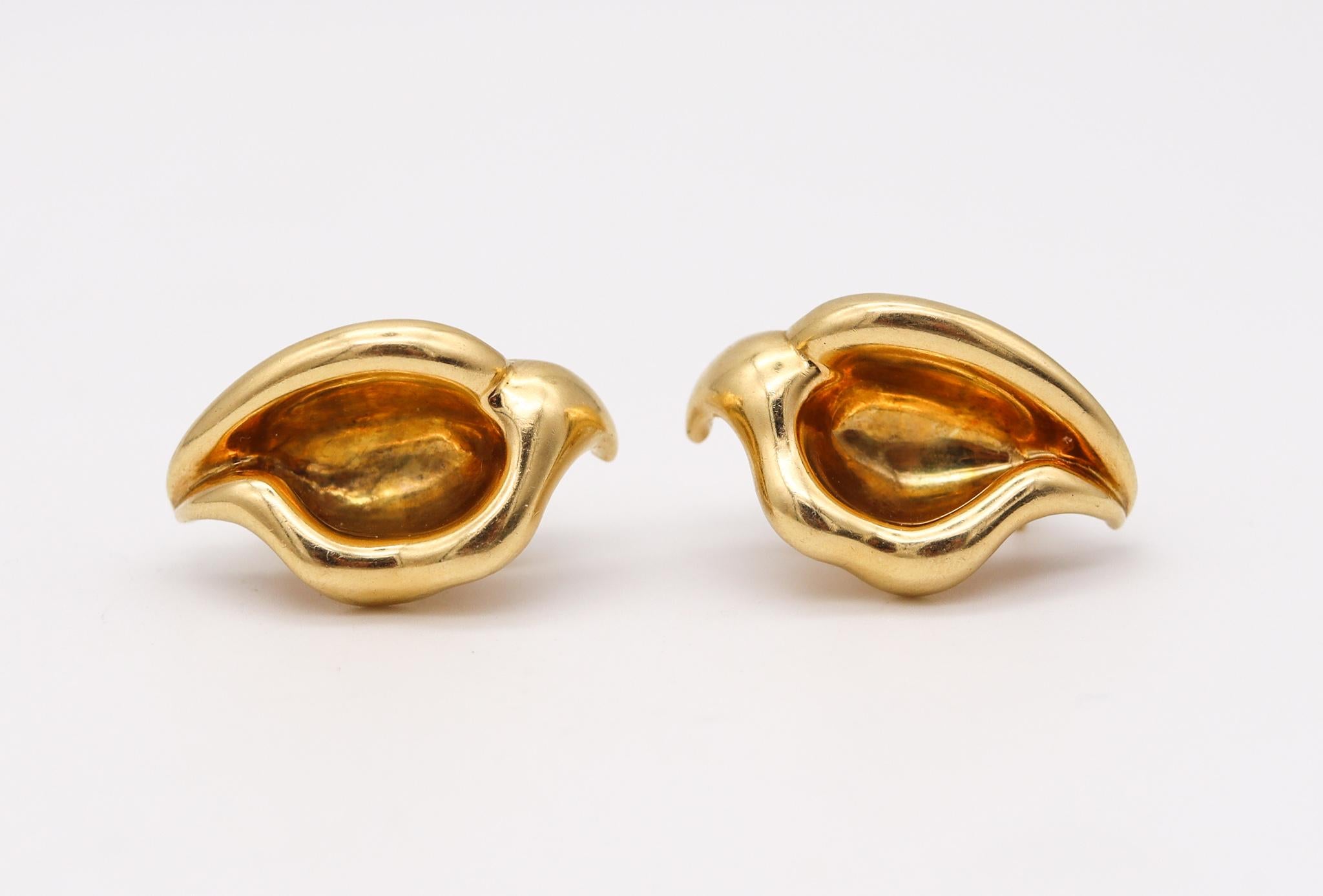 Calla Earrings designed by Elsa Peretti (1940-2021) for Tiffany & Co.

An sculptural free form pair of earrings designed by Elsa Peretti, back in the 1980's in the shape of a calla lily. Is a beautiful abstraction of the flower, crafted in solid