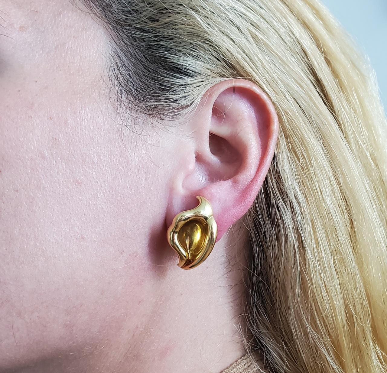 Tiffany & Co. 1980 by Elsa Peretti Sculptural Calla Lily Earrings in 18kt Gold In Excellent Condition In Miami, FL
