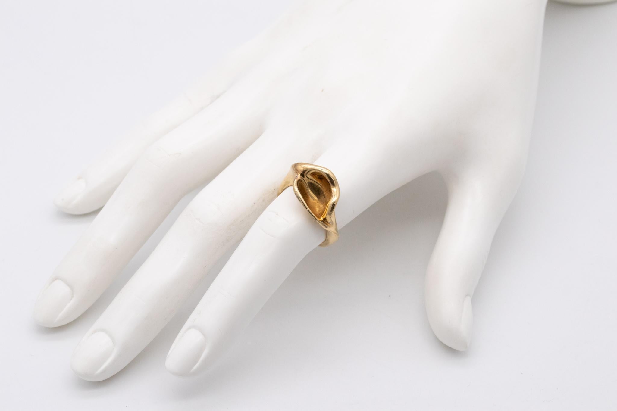 Rare ring designed by Elsa Peretti (1940-2021) for Tiffany & Co.

An sculptural free form ring designed by Peretti, back in the 1980's in the shape of a calla lily. Is a beautiful abstraction of the flower, crafted in solid 18 karat of high polished