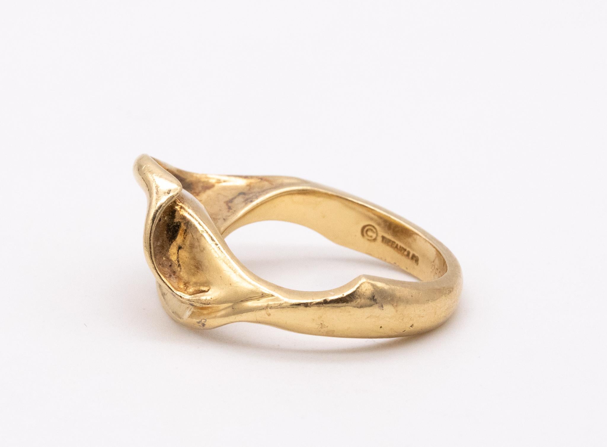 Tiffany Co. 1980 by Elsa Peretti Sculptural Calla Lily Ring in 18Kt Yellow Gold In Excellent Condition For Sale In Miami, FL