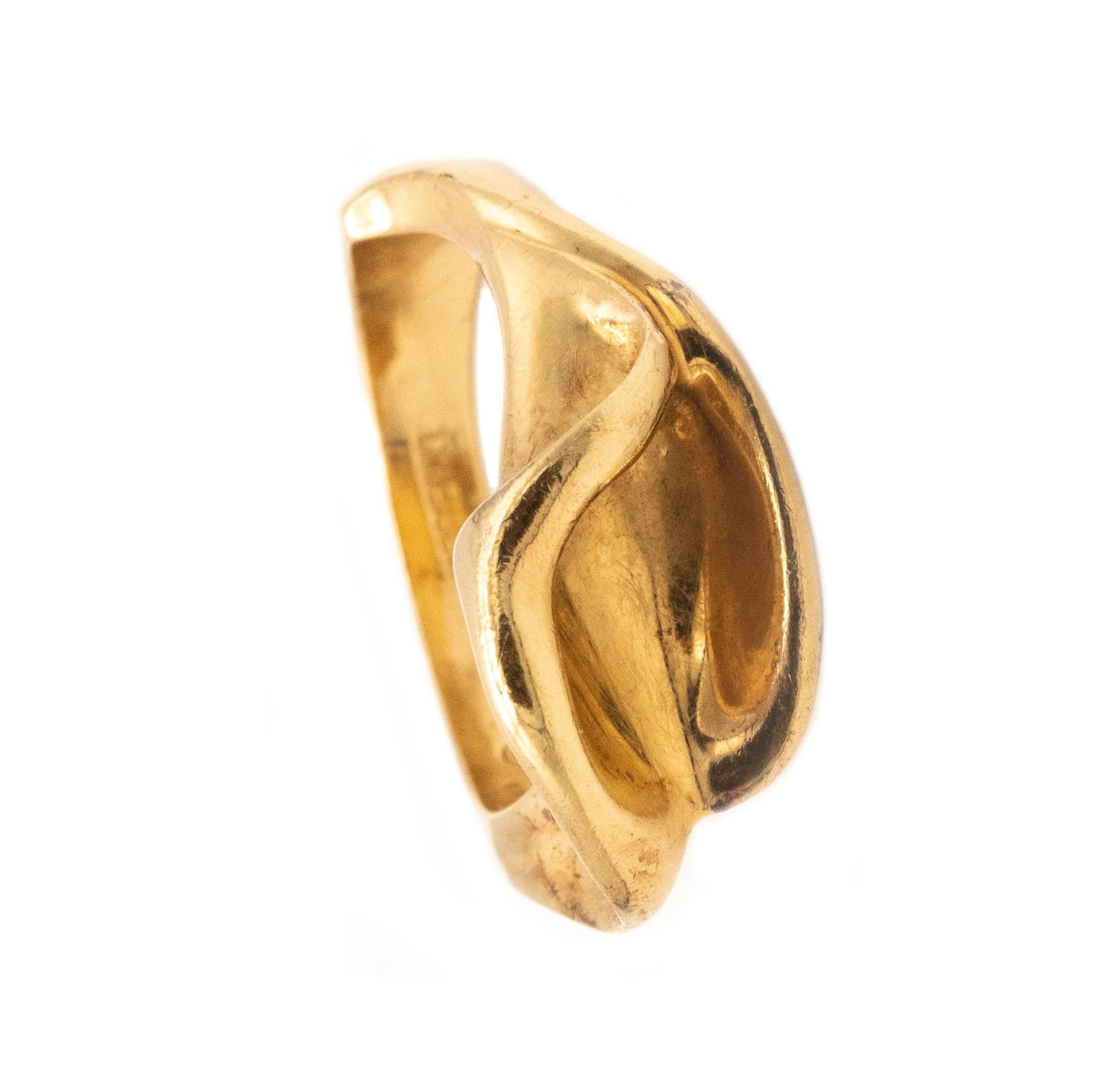 Tiffany Co. 1980 by Elsa Peretti Sculptural Calla Lily Ring in 18Kt Yellow Gold For Sale 1