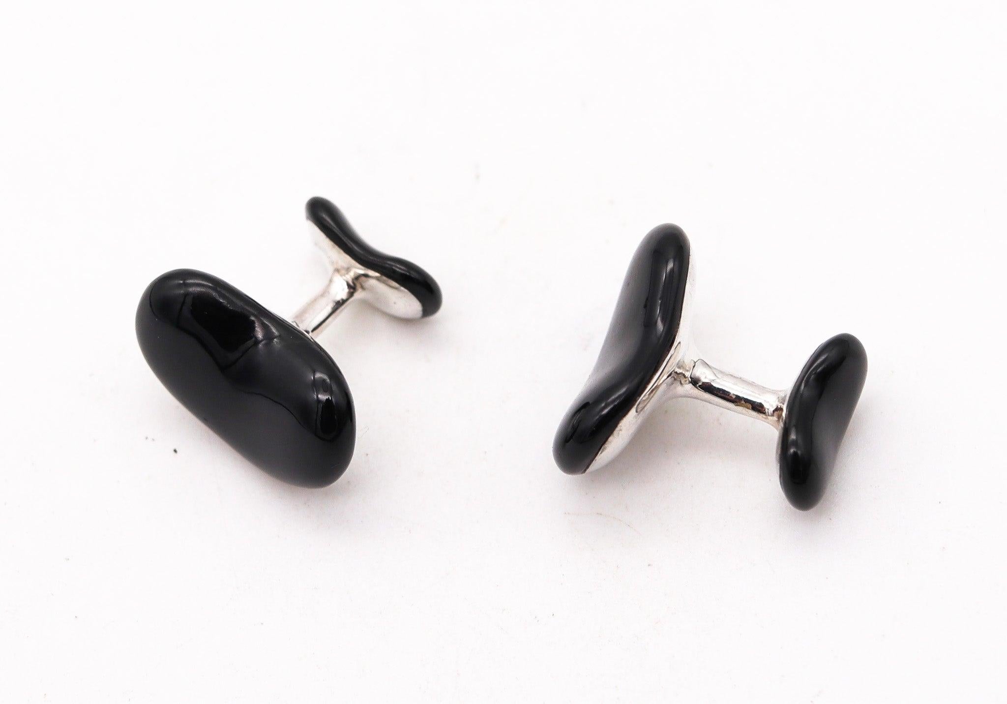 Boutons de manchette en forme de haricot conçus par Elsa Peretti (1940-2019) pour Tiffany & Co.

Une paire de boutons de manchette emblématique, créée par Elsa Peretti pour les studios Tiffany, dans les années 1980. Ces boutons de manchette en forme