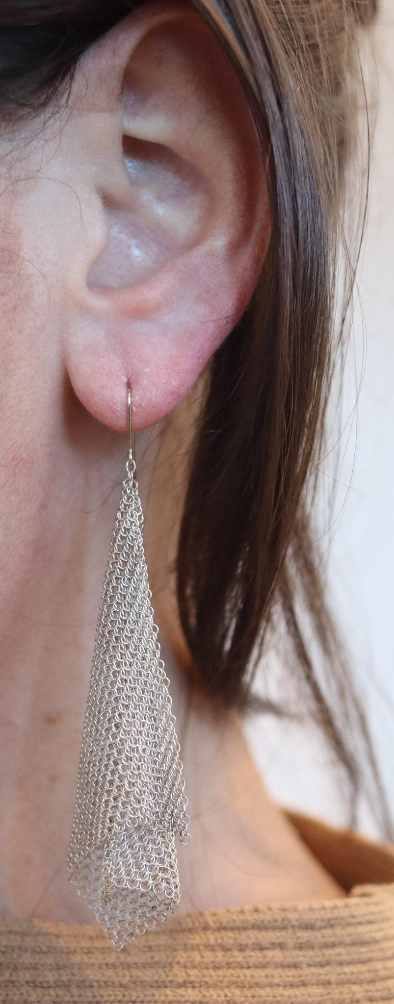 Dangle mesh earrings designed by Elsa Peretti (1940-2019) for Tiffany & Co.

This beautiful pair of sportive and casual long mesh earrings is one of the most iconic models Elsa Peretti's designed for Tiffany & Co., back in the 1978. The pair of