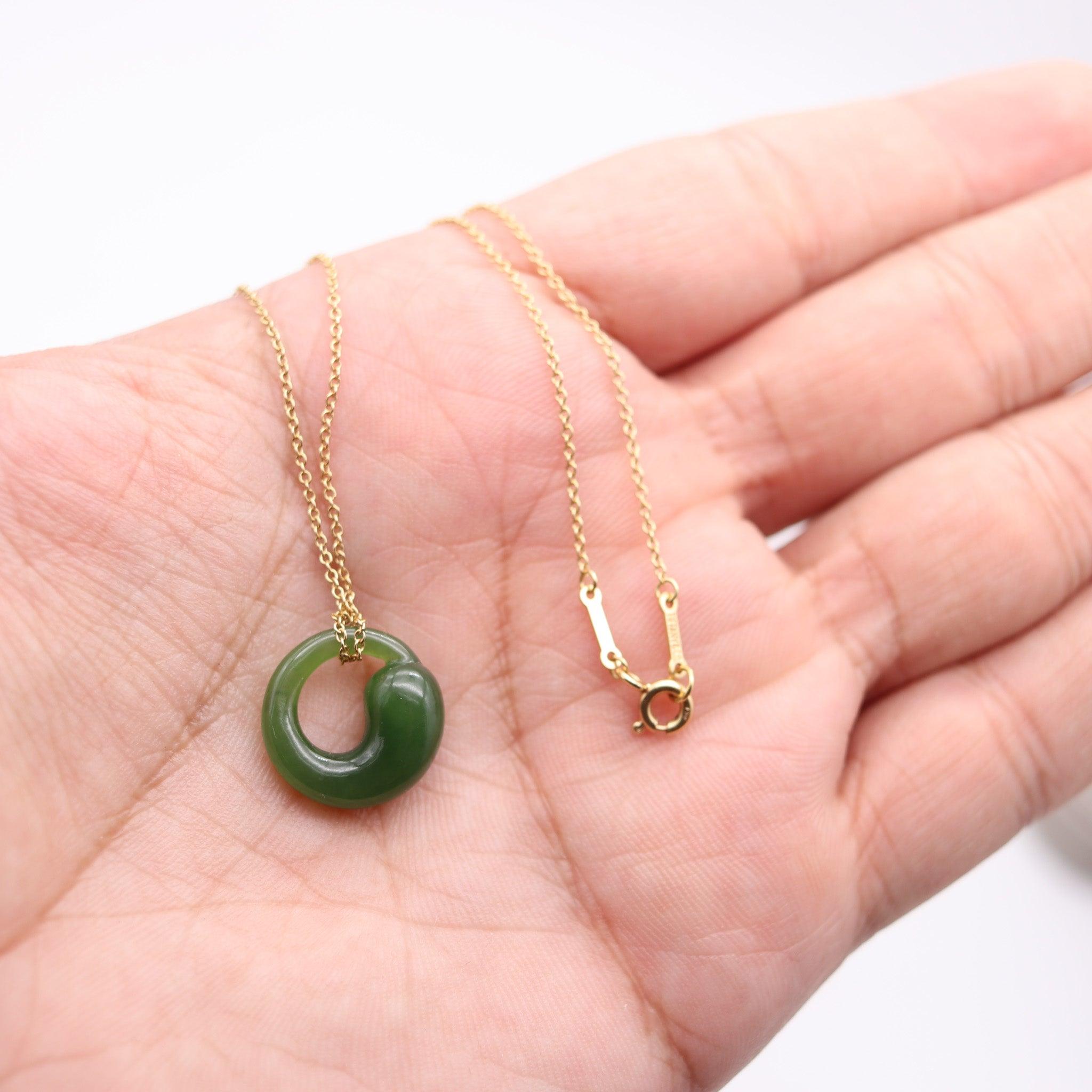TIFFANY & CO. 1980 Elsa Peretti Nephrite Jade Eternal Circle 18Kt Gold Necklace For Sale 1