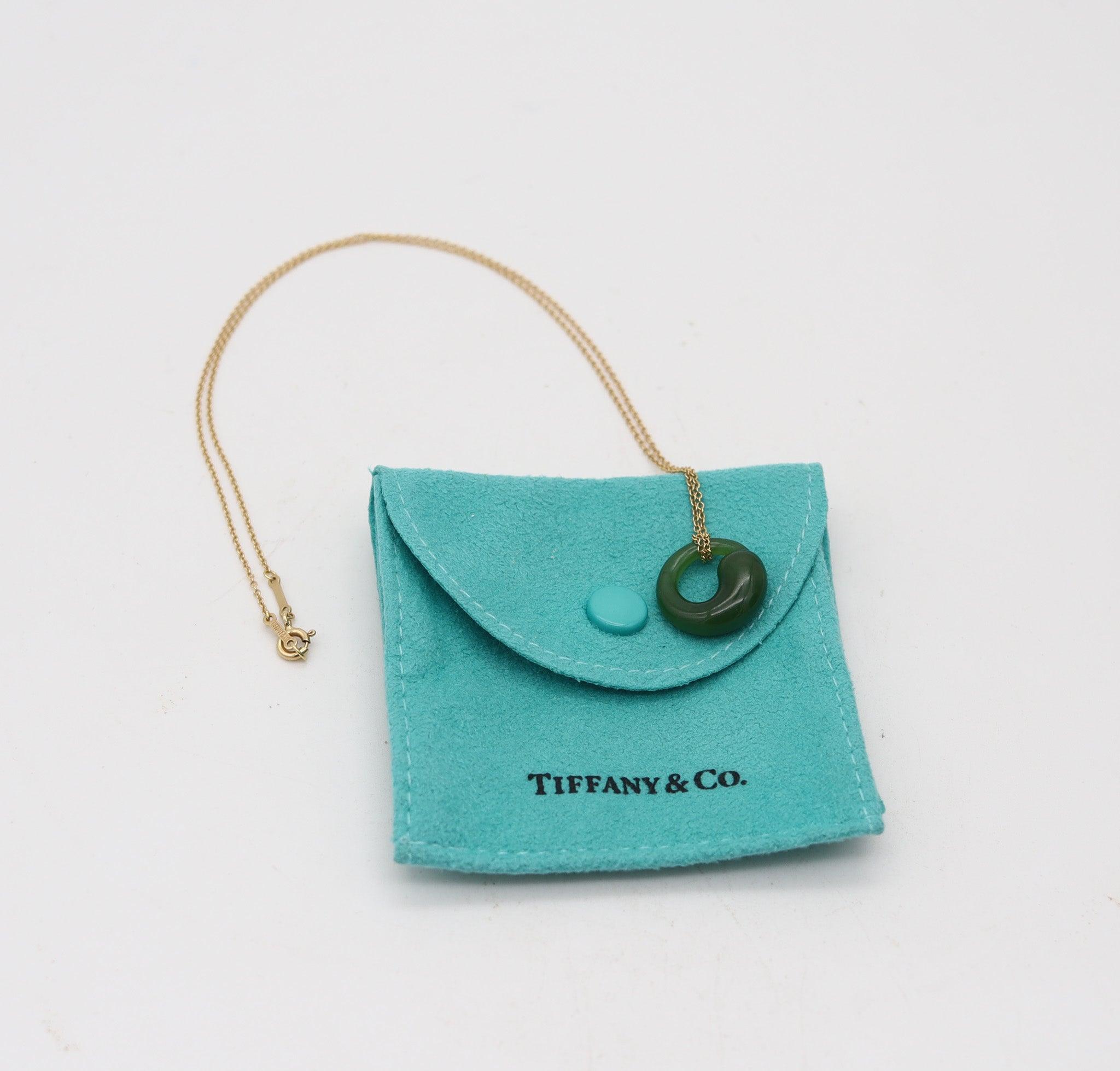 TIFFANY & CO. 1980 Elsa Peretti Nephrite Jade Eternal Circle 18Kt Gold Necklace For Sale 2