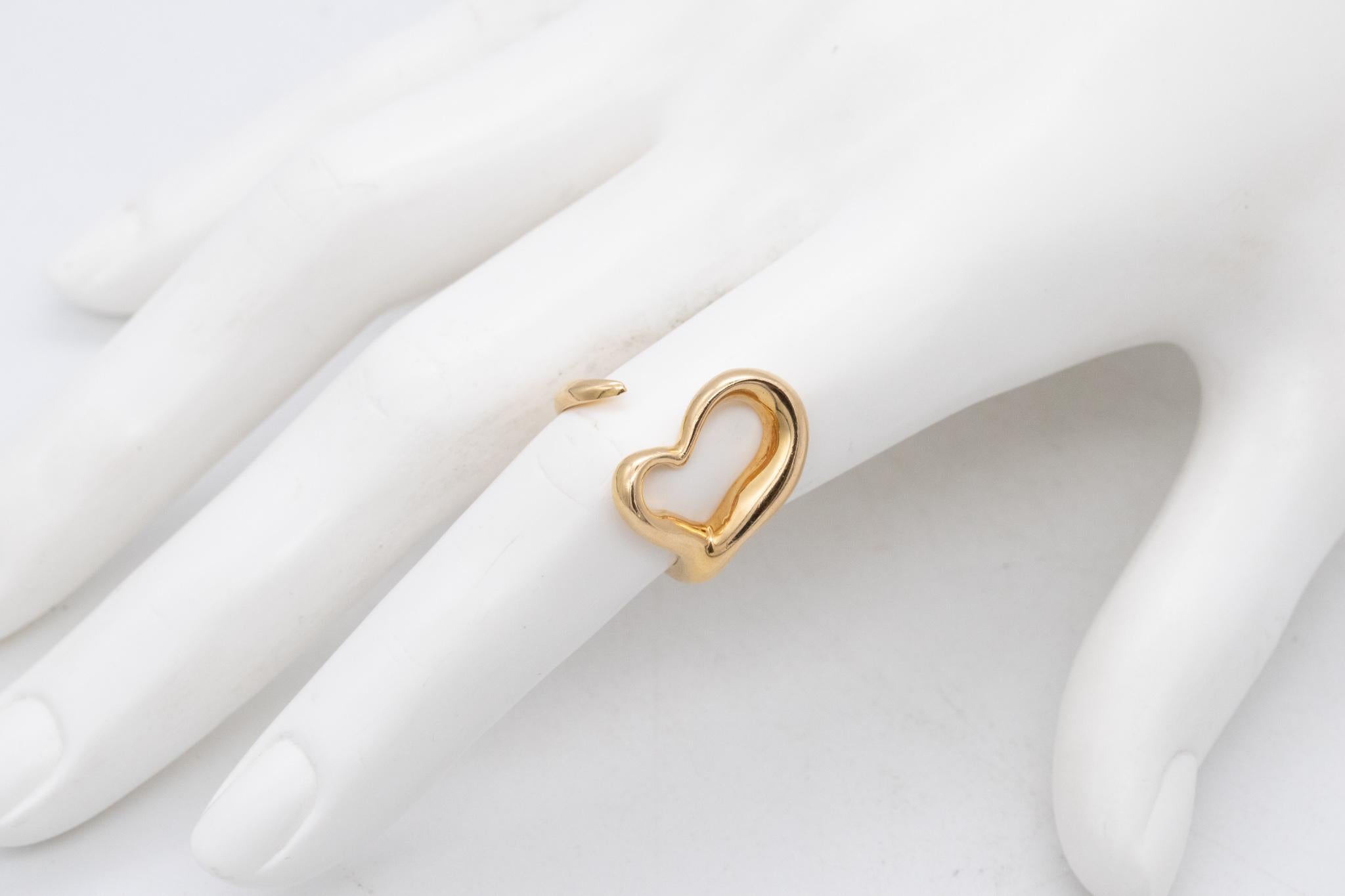 Bague en forme de cœur conçue par Elsa Peretti (1940-2021) pour Tiffany & Co.

Cette bague iconique et sculpturale de forme libre a été conçue par Peretti dans les années 1980. Elle a été réalisée en forme de cœur ouvert, en or jaune massif de 18