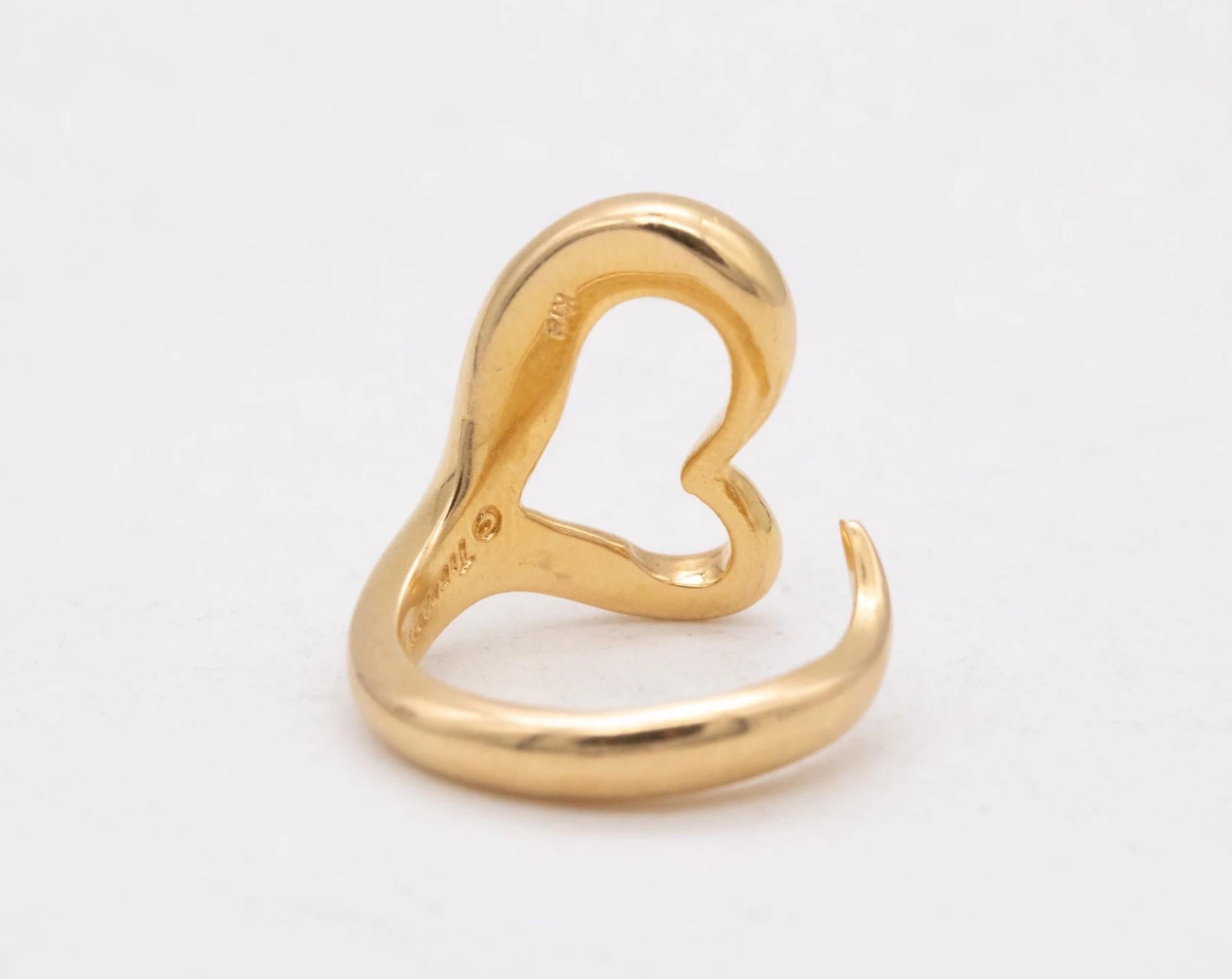 Tiffany & Co. 1980 Elsa Peretti Open Heart Ring Solid 18Kt Gold Size 6-6.5 In Excellent Condition In Miami, FL