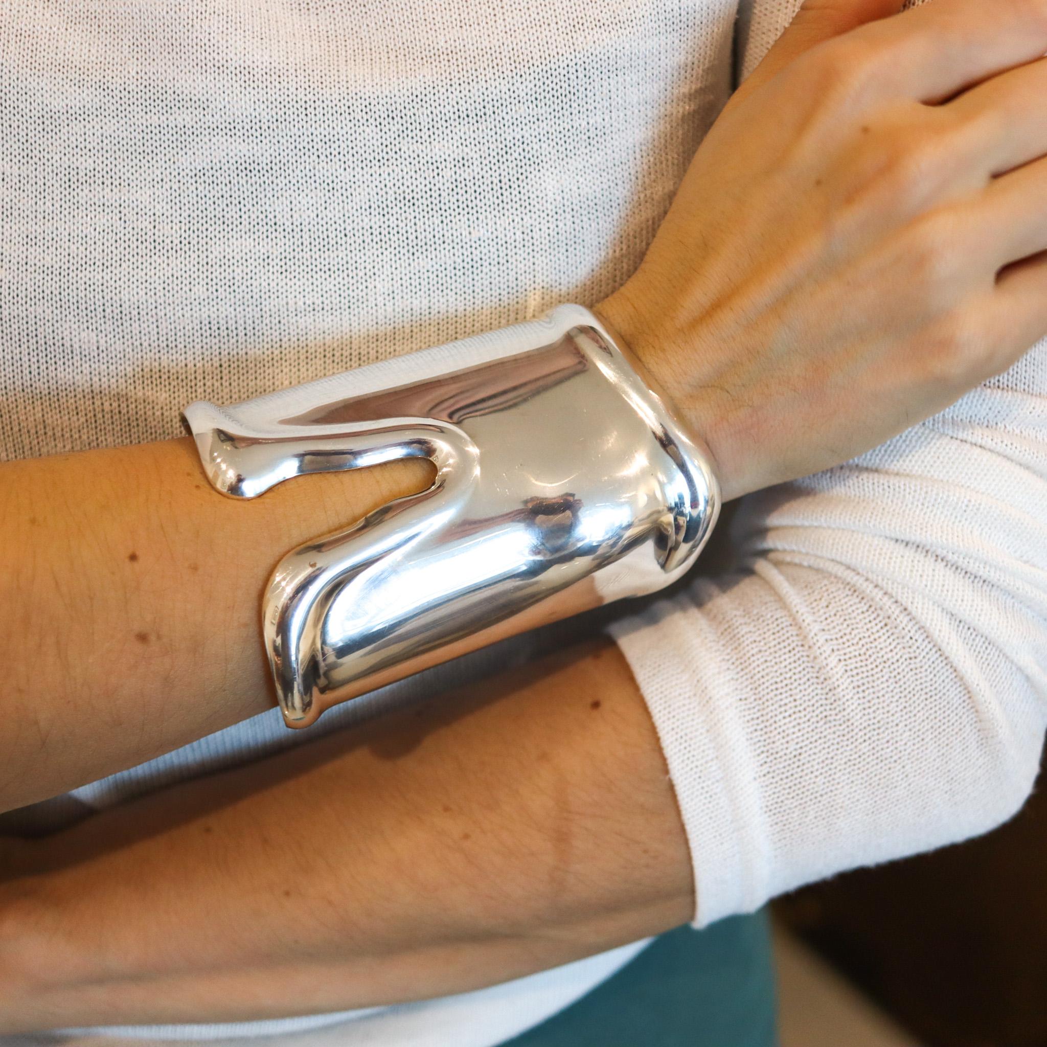 Vintage right Bone cuff designed by Elsa Peretti (1940-2021) for Tiffany & Co.

This sculptural cuff is one of the most iconic designs created by Peretti for the Tiffany studios and from the 20th century jewelry designs. The free form model was