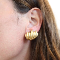 TIFFANY & CO. 1980 Modernist Scalloped Clips-On Earrings In 18Kt Yellow Gold
