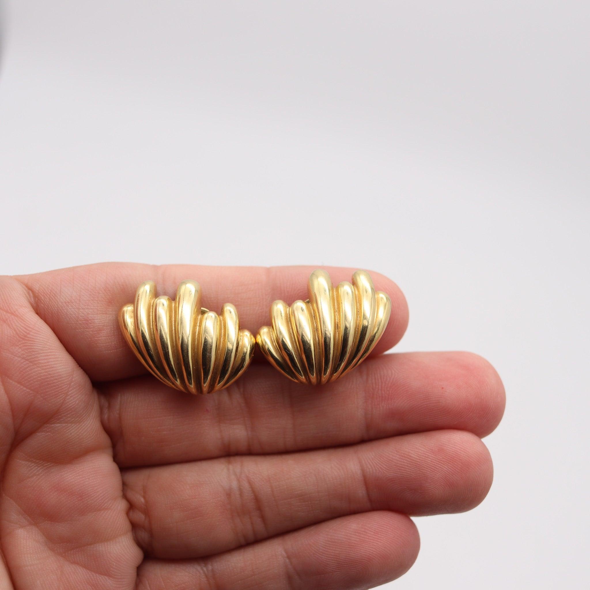 TIFFANY & CO. Orecchini a lobo smerlati modernisti del 1980 in oro giallo 18 carati in vendita 1