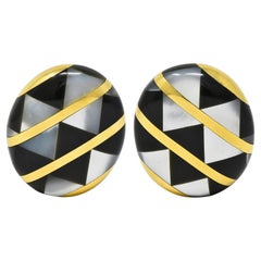 Tiffany & Co. 1980 Pendientes de clip de madreperla y ónix en oro de 18 quilates con incrustaciones vintage