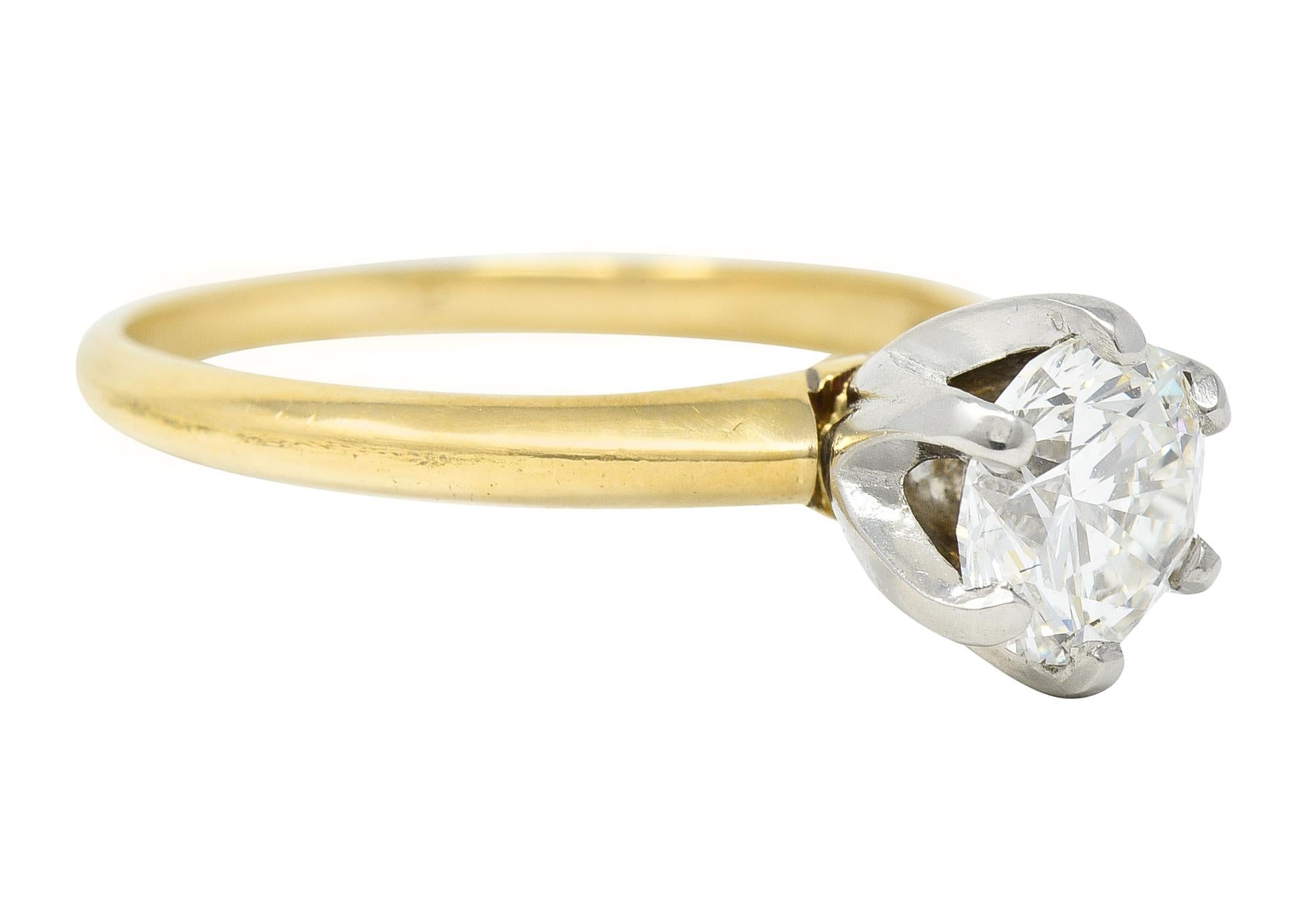 Au centre, un diamant rond de taille brillant pesant 1,02 carat - couleur H et pureté VS1. Serti dans une monture classique Tiffany en platine à six griffes. La tige est ornée d'une subtile lame de couteau en or jaune. Estampillé pour le platine et