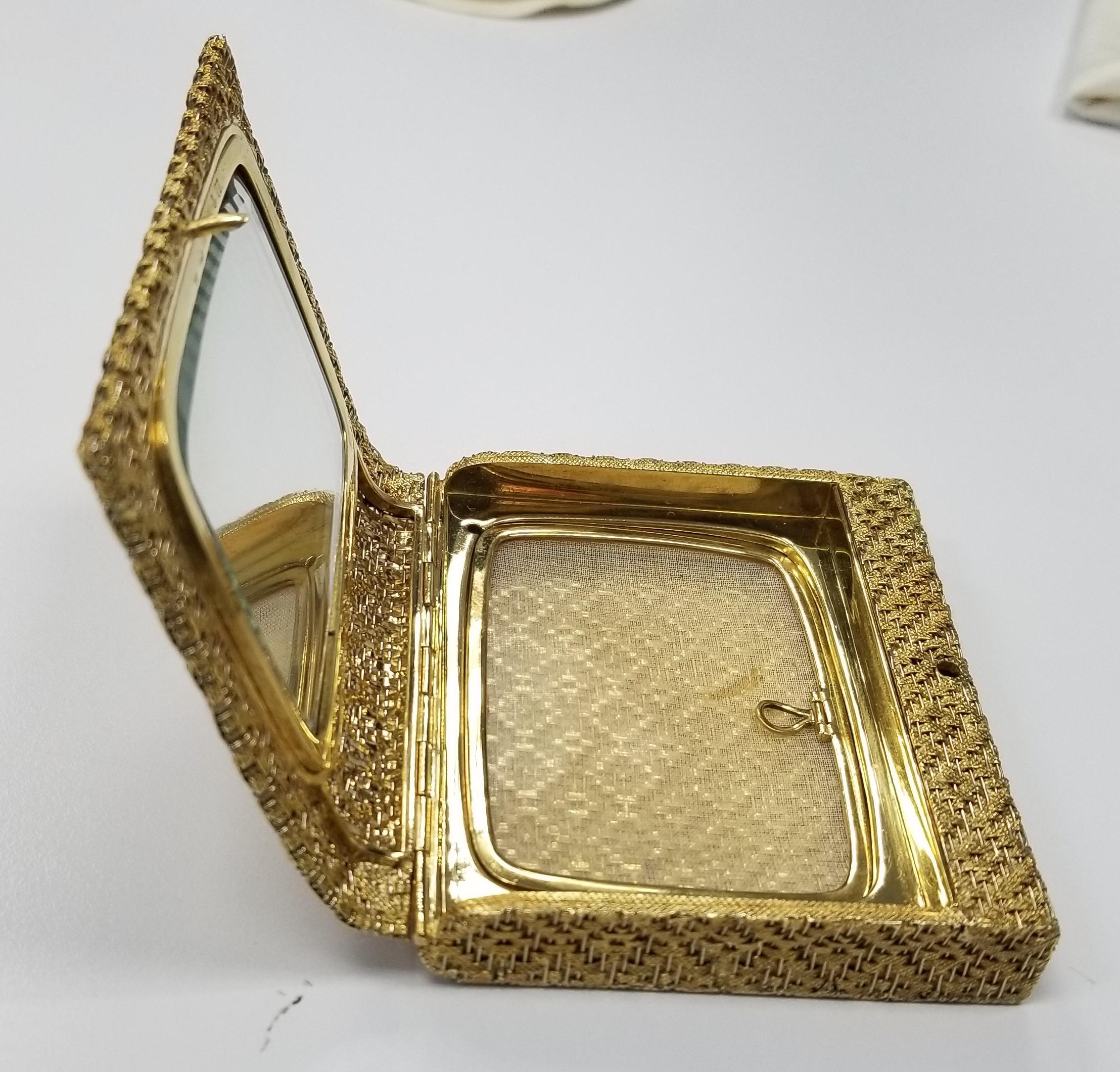 Ce poudrier Tiffany & Co. des années 1980 est de provenance italienne. Il est fabriqué en or jaune 18 carats massif, pèse 194 grammes et mesure 3,25