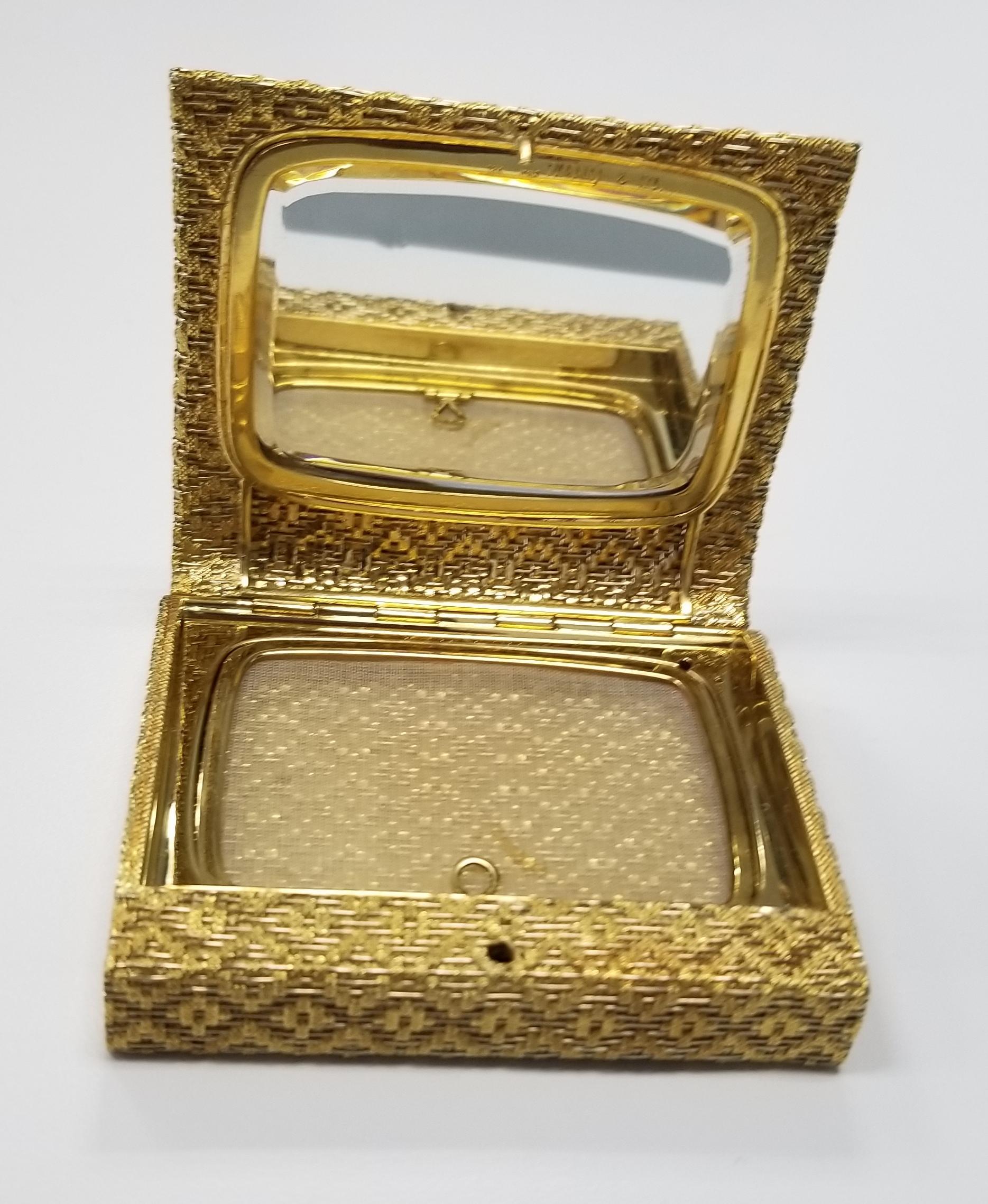 Tiffany & Co. 1980s 18k Yellow Gold Powder Compact Case In Excellent Condition For Sale In Los Angeles, CA