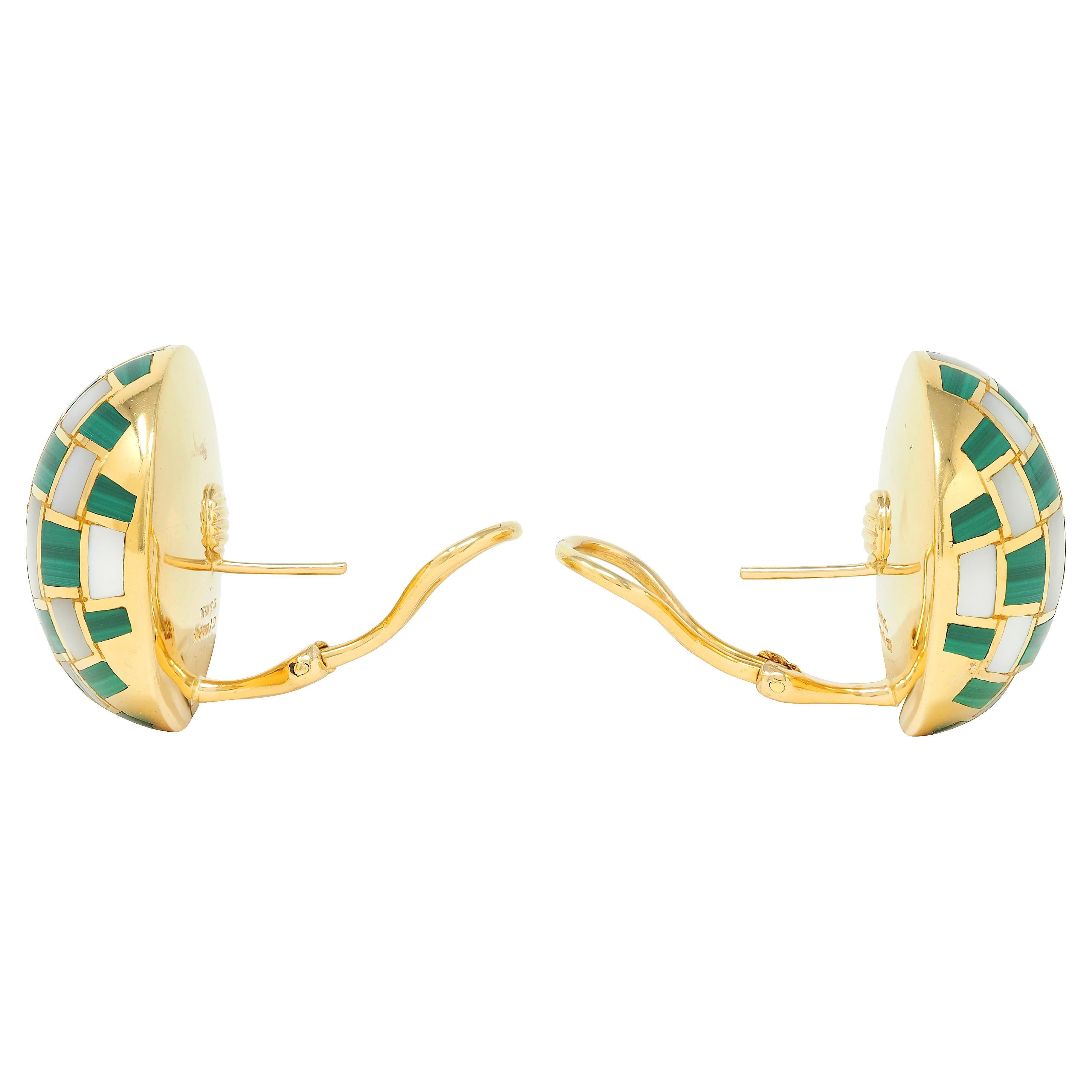 Femenino o masculino Tiffany & Co. Pendientes de damero vintage de oro de 18 quilates con incrustaciones de perlas de malaquita de los años 80 en venta