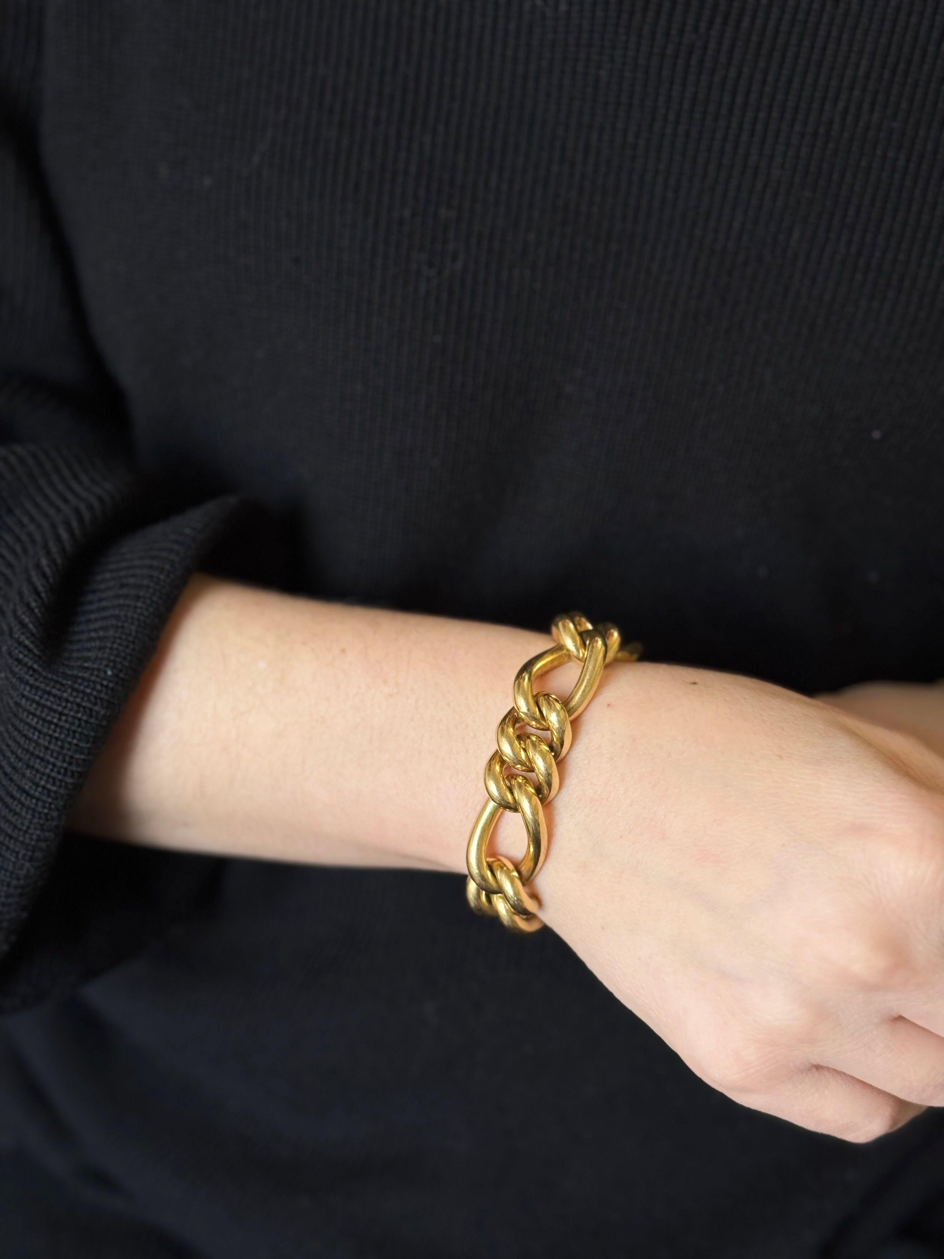 1980s vintage 18k yellow gold bracelet by Tiffany & Co, with alternating oval twisted and round links. Bracelet is 7 3/8