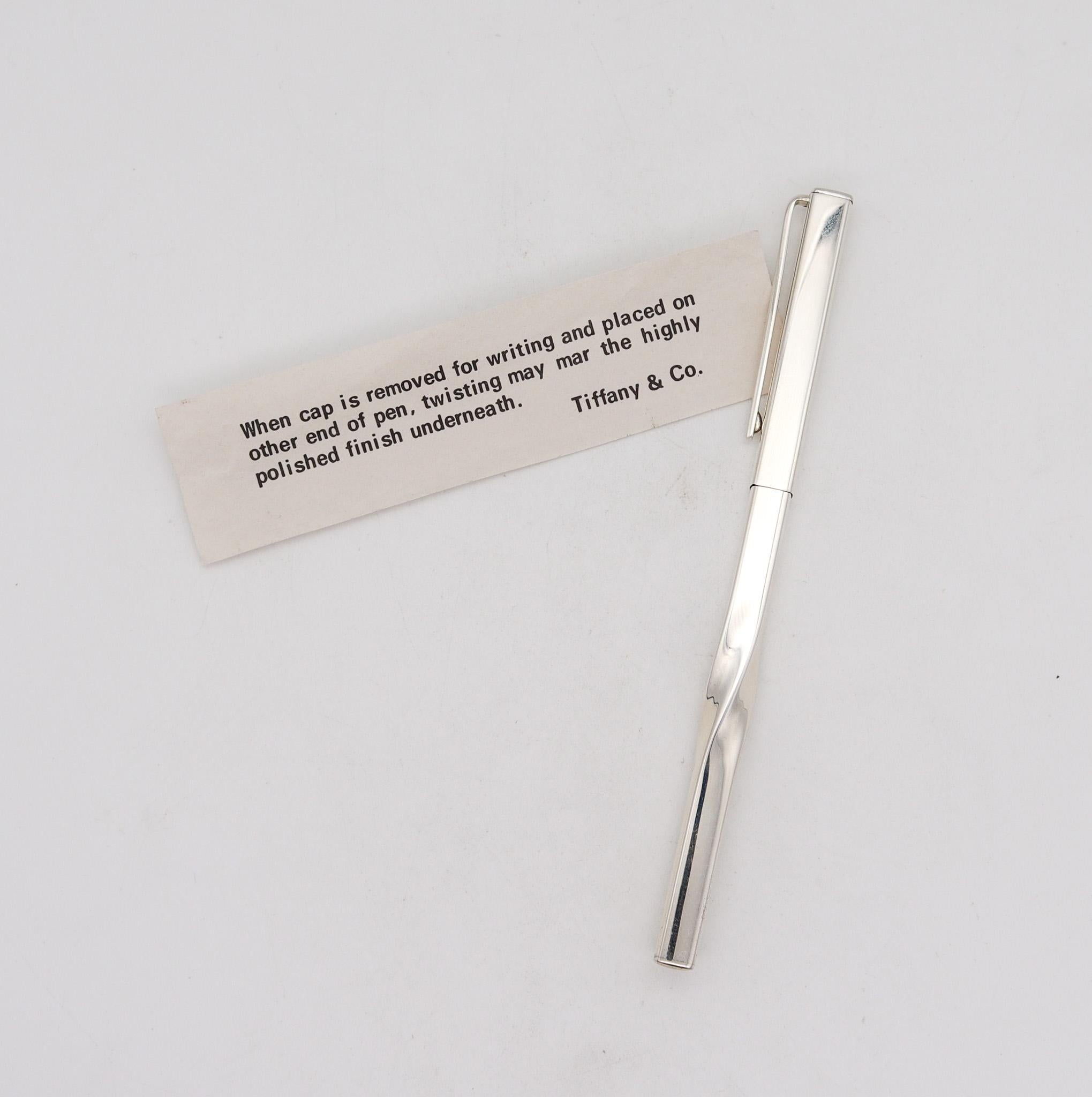Skulpturaler, gedrehter Stift, entworfen von Angela Cummings.

Skulpturaler Stift, der 1981 in den Tiffany Studios in New York City geschaffen wurde. Dieser fabelhafte skulpturale Stift wurde von Angela Cummings mit einem schlichten, eleganten,