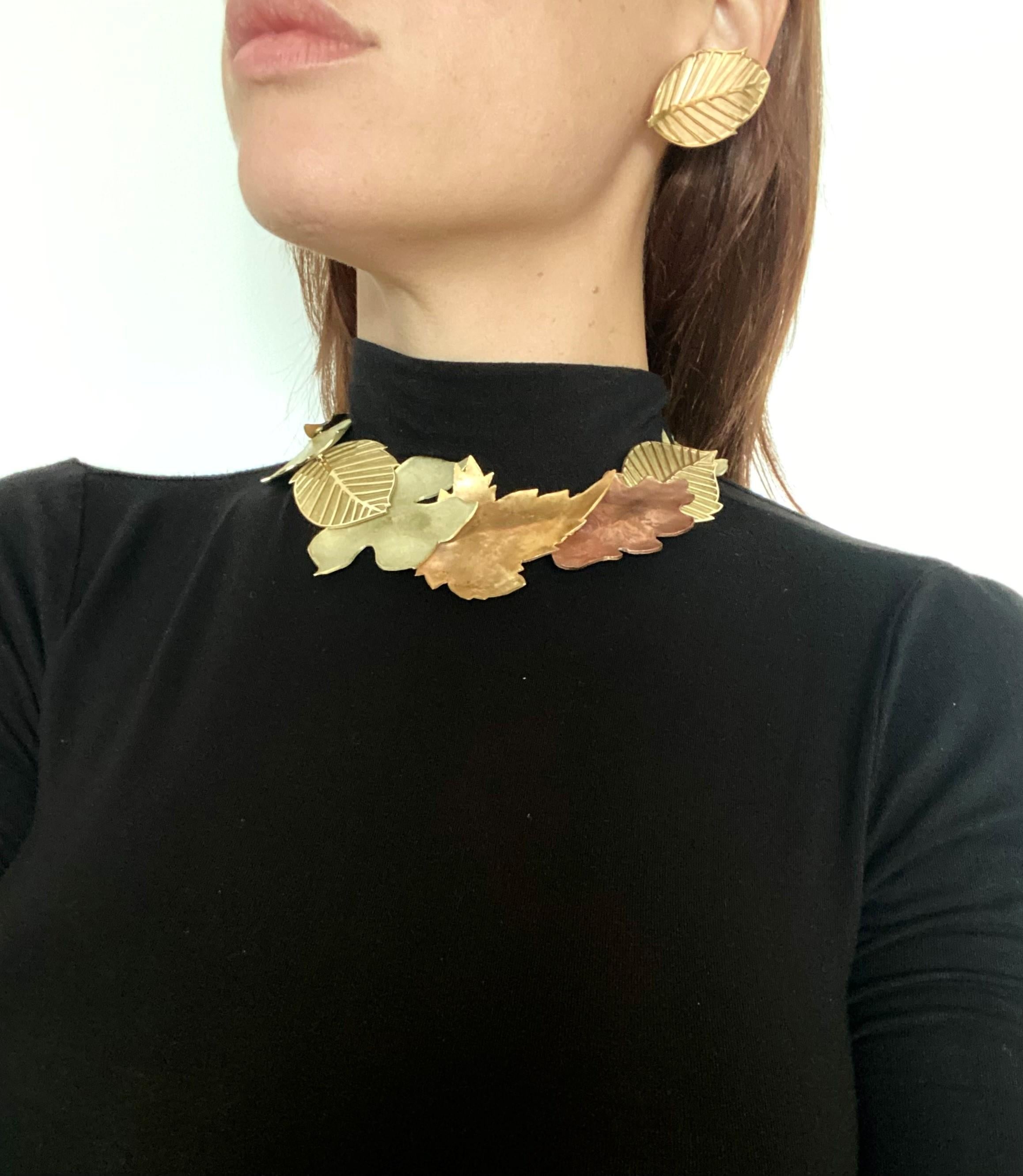 Leaves necklace earrings suite designed by Angela Cummings for Tiffany & Co.

An exceptional modernism jewelry suite comprising of a necklace and a pair of clips earrings created in New York city by Angela Cummings for Tiffany Studios, back in the