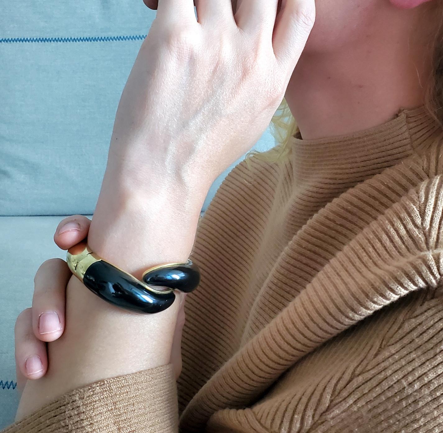 Black jade bangle designed by Elsa Peretti (1940-2021) for Tiffany & Co.

Extremely rare sculptural bangle bracelet designed by Elsa Peretti for the Tiffany Studios, back in the 1981. This beautiful bold piece has been crafted in solid yellow gold