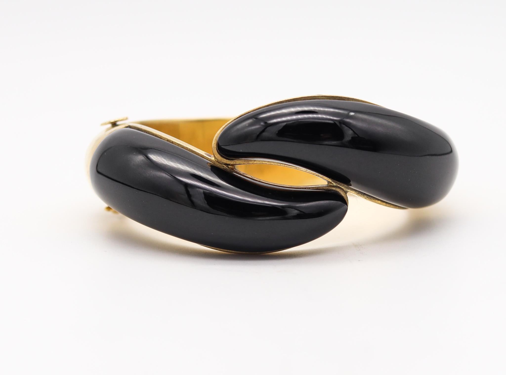 Modernist Tiffany & Co. 1981 Elsa Peretti Crossover Black Jade Bangle in 18kt Yellow Gold For Sale