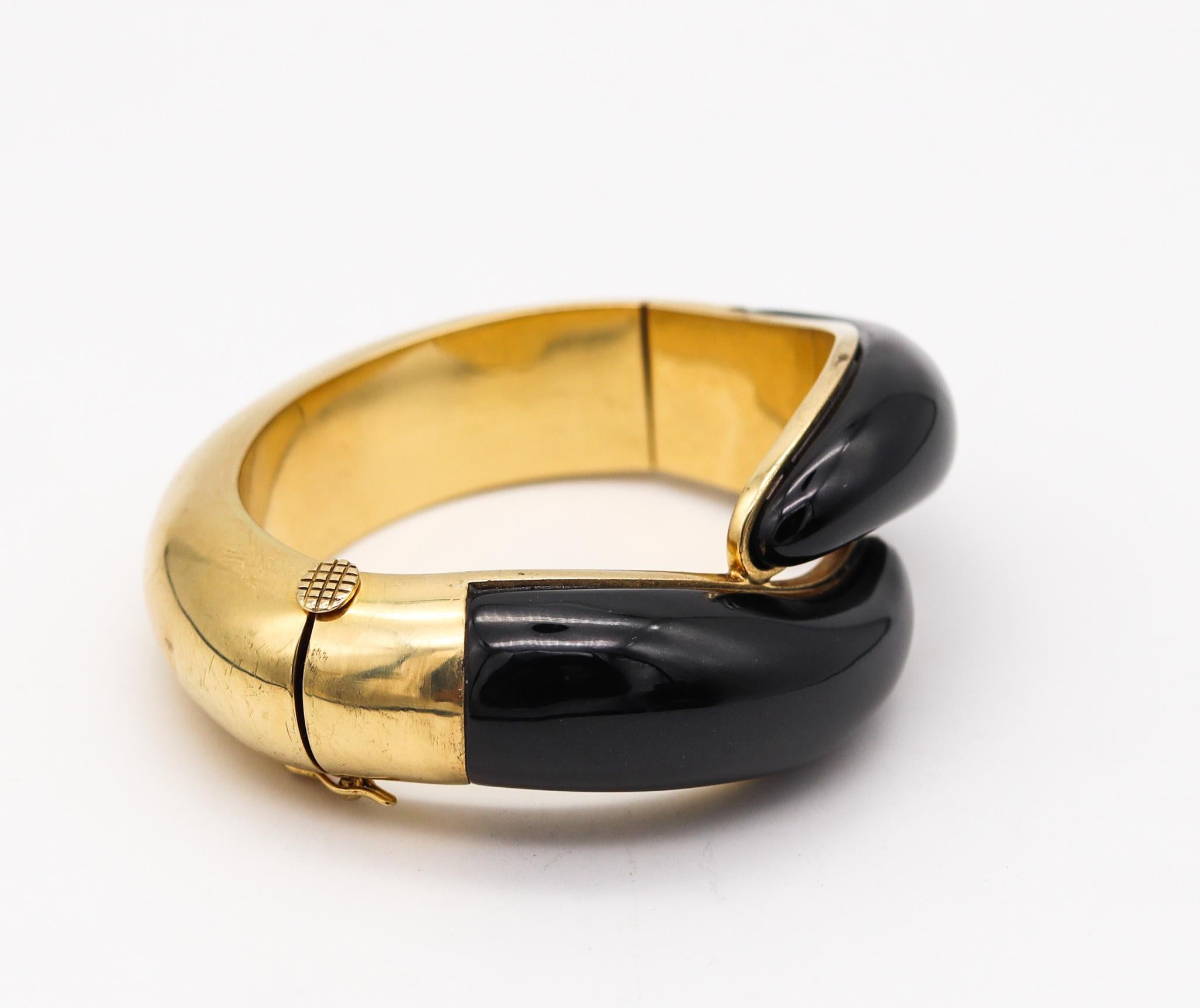 Cabochon Tiffany & Co. 1981 Elsa Peretti Crossover Black Jade Bangle in 18kt Yellow Gold For Sale