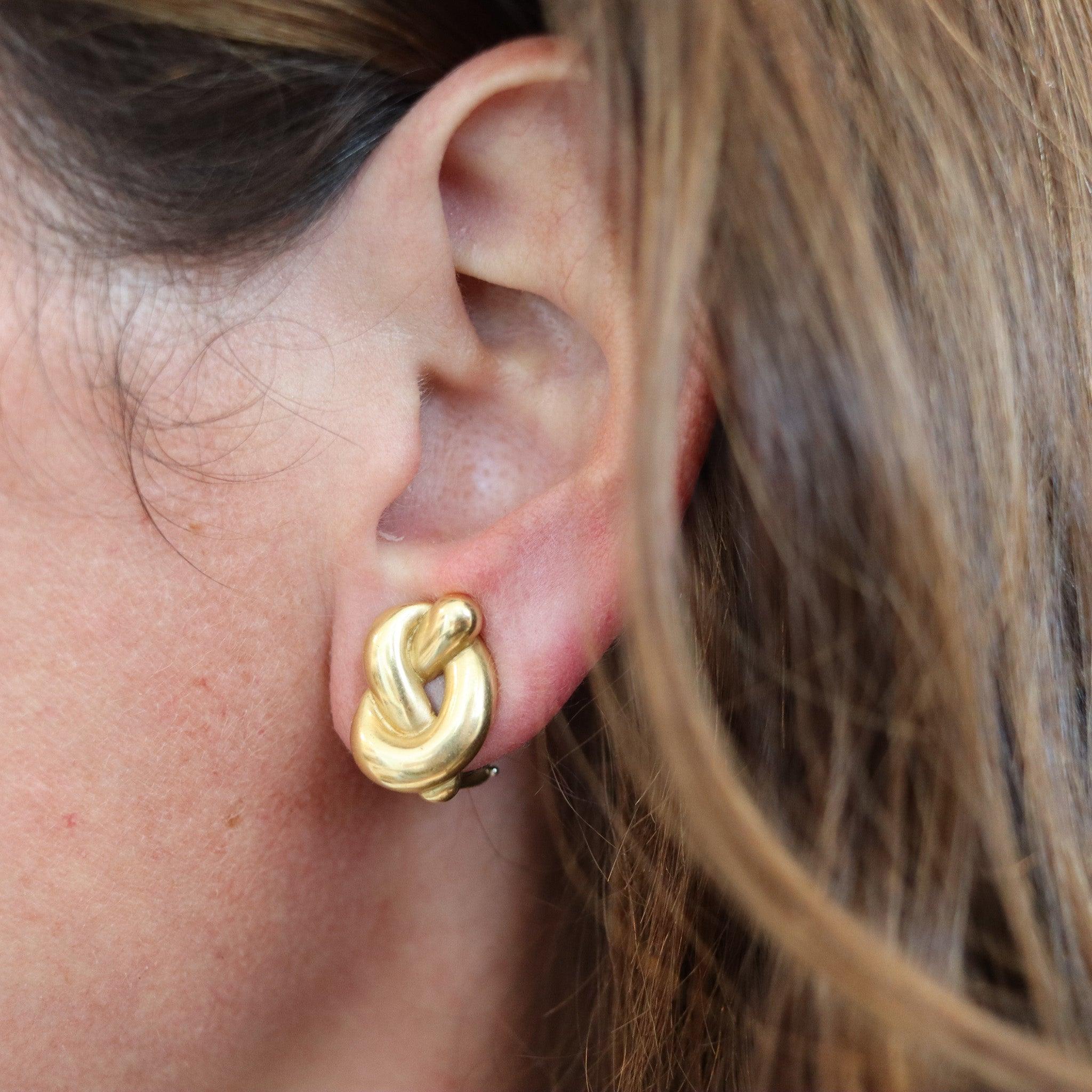 Boucles d'oreilles Knots conçues par Angela Cummings pour Tiffany & Co.

Il s'agit d'une magnifique paire de boucles d'oreilles à clips créée à New York par Angela Cummings pour Tiffany & Co. en 1982. Ils ont été façonnés en forme de nœuds en or