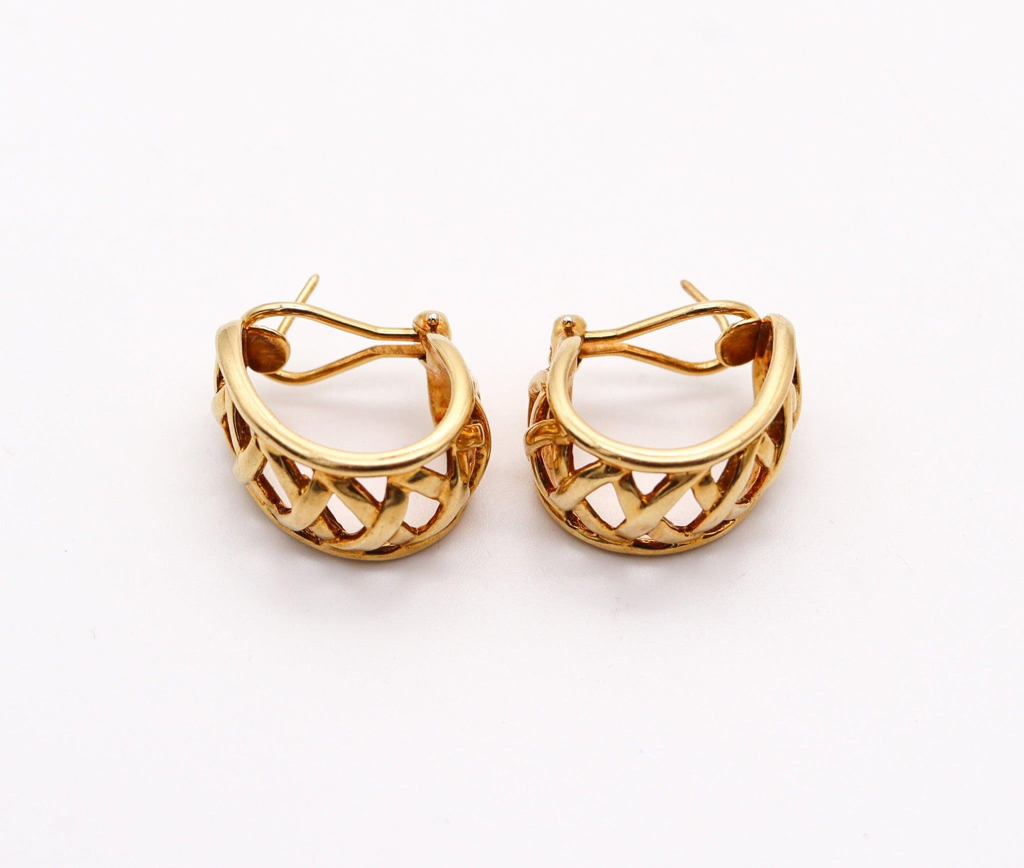 TIFFANY & CO. 1982 By Paloma Picasso Hoops Earrings In Solid 18Kt Yellow Gold In Excellent Condition For Sale In Miami, FL