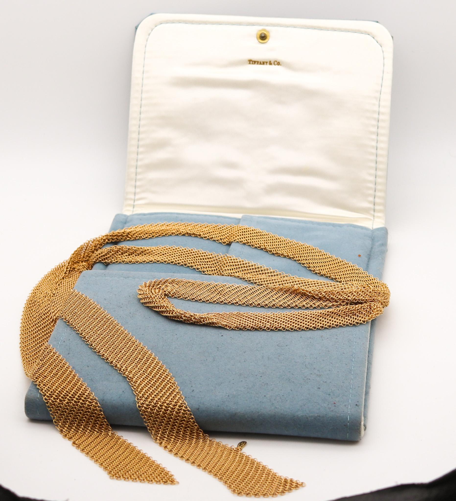 Collier drapé en maille conçu par Elsa Peretti (1940-2019) pour Tiffany & Co.

Ce collier iconique en forme de foulard en maille est l'une des créations les plus emblématiques de Peretti qu'elle a réalisées pour les studios Tiffany dans les années