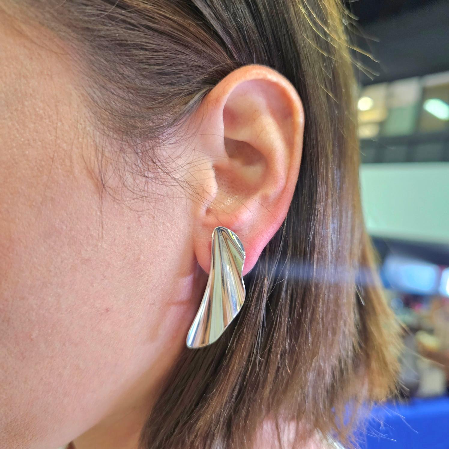 Boucles d'oreilles en forme de vague conçues par Elsa Peretti (1940-2021) pour Tiffany & Co.

Magnifique paire sculpturale de boucles d'oreilles à clips ondulés, créée par Elsa Peretti aux Tiffany Studios, en 1982. Ces boucles d'oreilles vintage