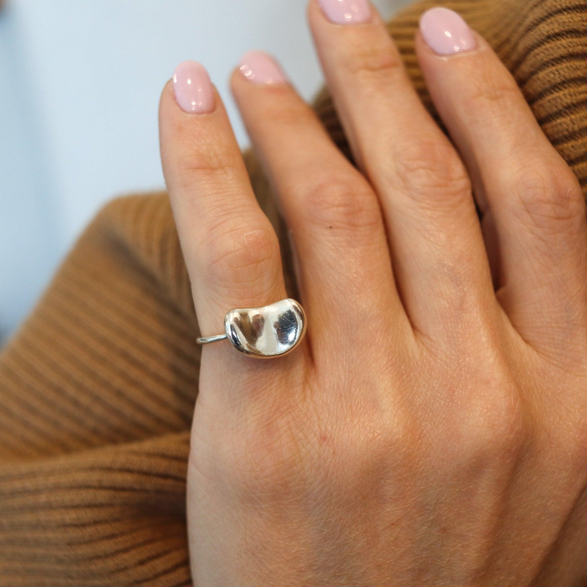 Kinetic bean ring designed by Elsa Peretti (1940-2021) for Tiffany & Co.

This is the iconic vintage bean ring, created in New York city by Elsa Peretti for Tiffany & Co., back in 1985. The unusual free form movable ring is very rare and has been