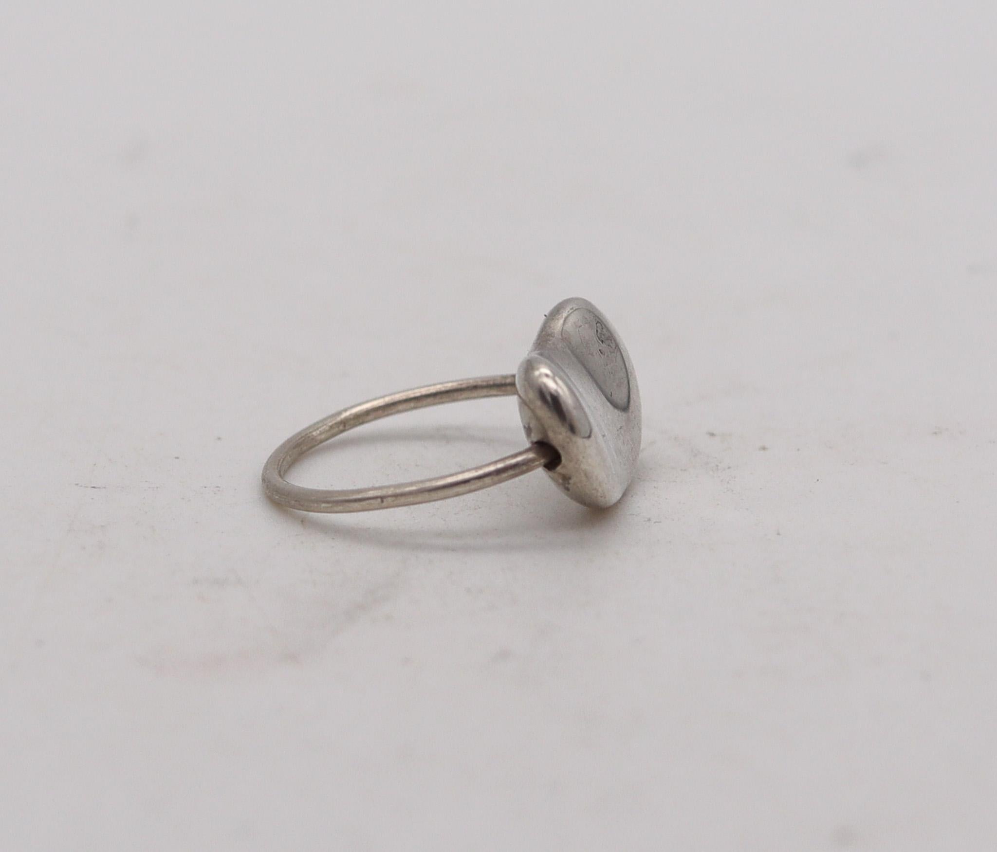 Ring aus kinetischen Bohnen, entworfen von Elsa Peretti (1940-2021) für Tiffany & Co.

Ein kultiger Bohnenring im Vintage-Stil, der 1985 in den Tiffany Studios in New York von Elsa Peretti entworfen wurde. Dieser ungewöhnliche, frei bewegliche Ring