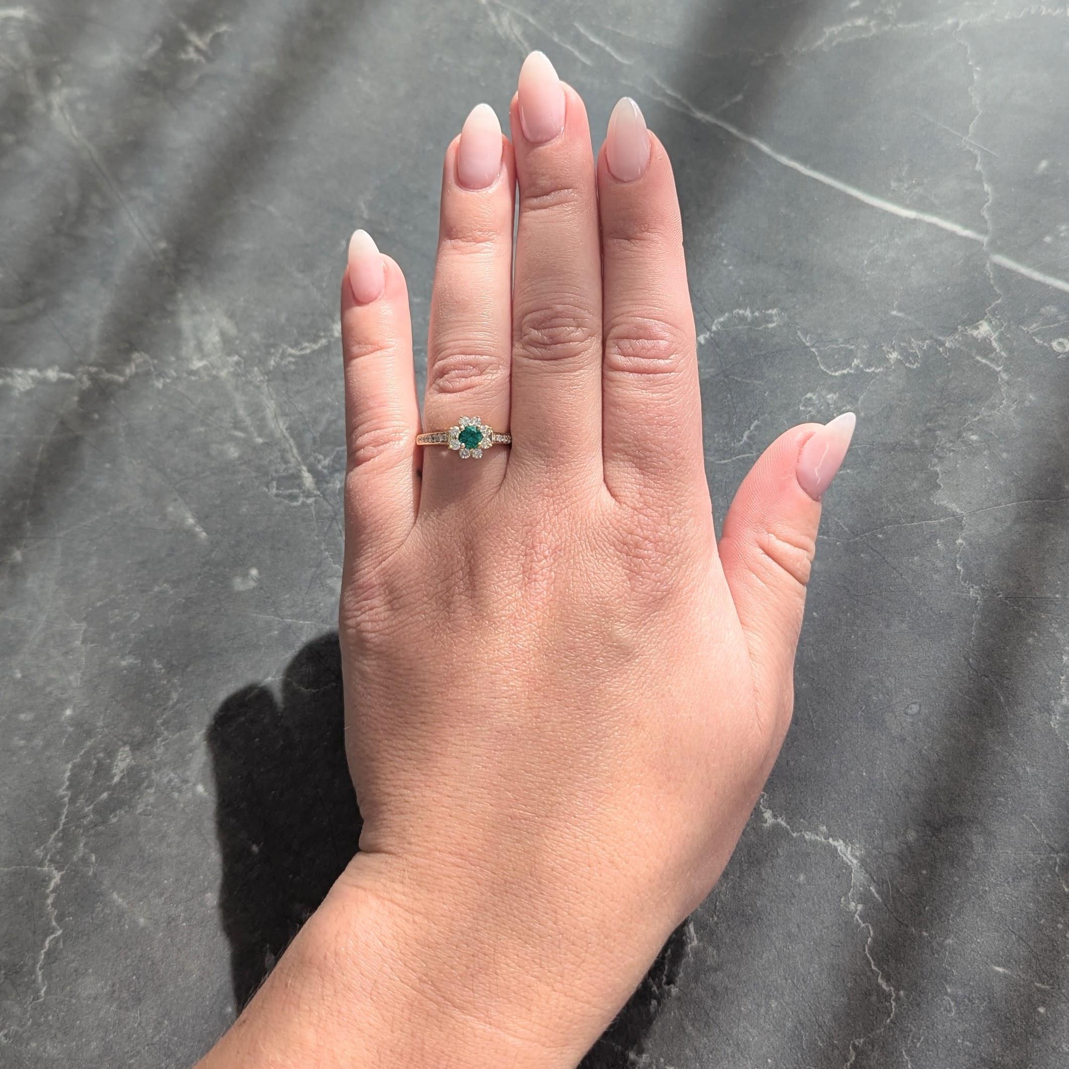 Al centro uno smeraldo taglio rotondo del peso totale di circa 0,31 carati - verde medio trasparente
Incastonato con un'aureola circondata da diamanti rotondi taglio brillante incastonati.
Con altri diamanti incastonati in file lungo le spalle.
Pesa