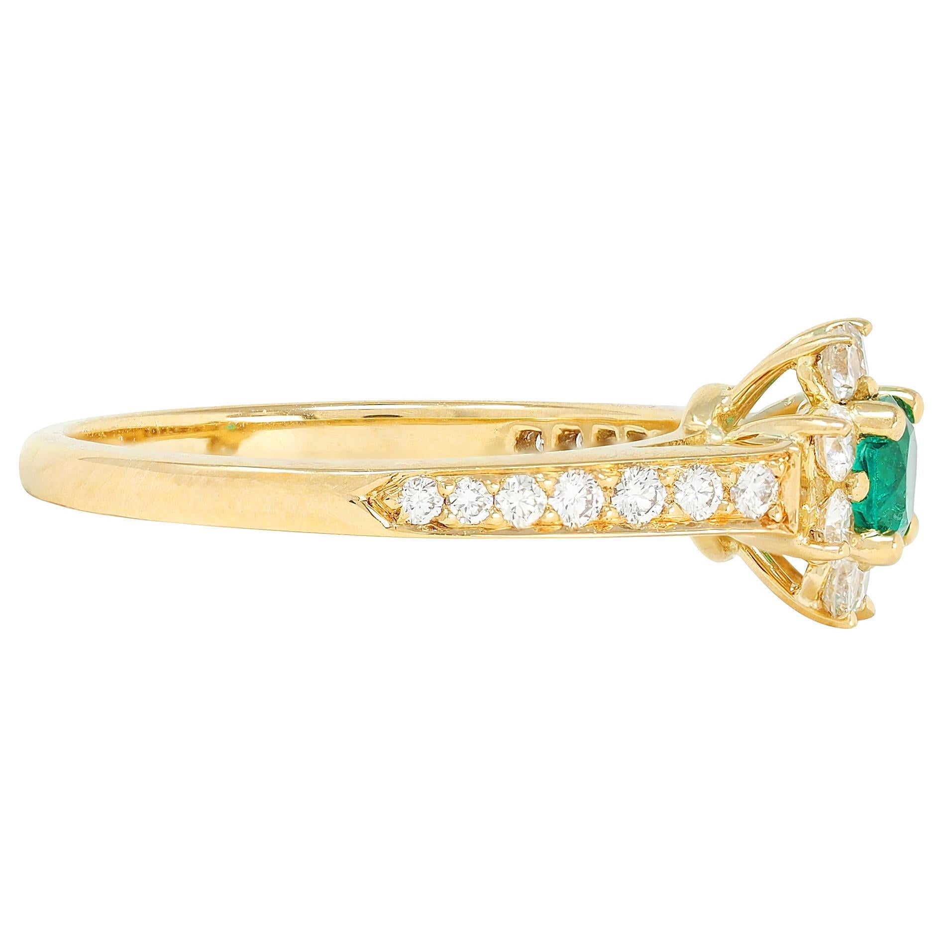 Moderno Tiffany & Co. 1990 0.95 CTW Emerald Diamond 18K Vintage Cluster Ring in vendita