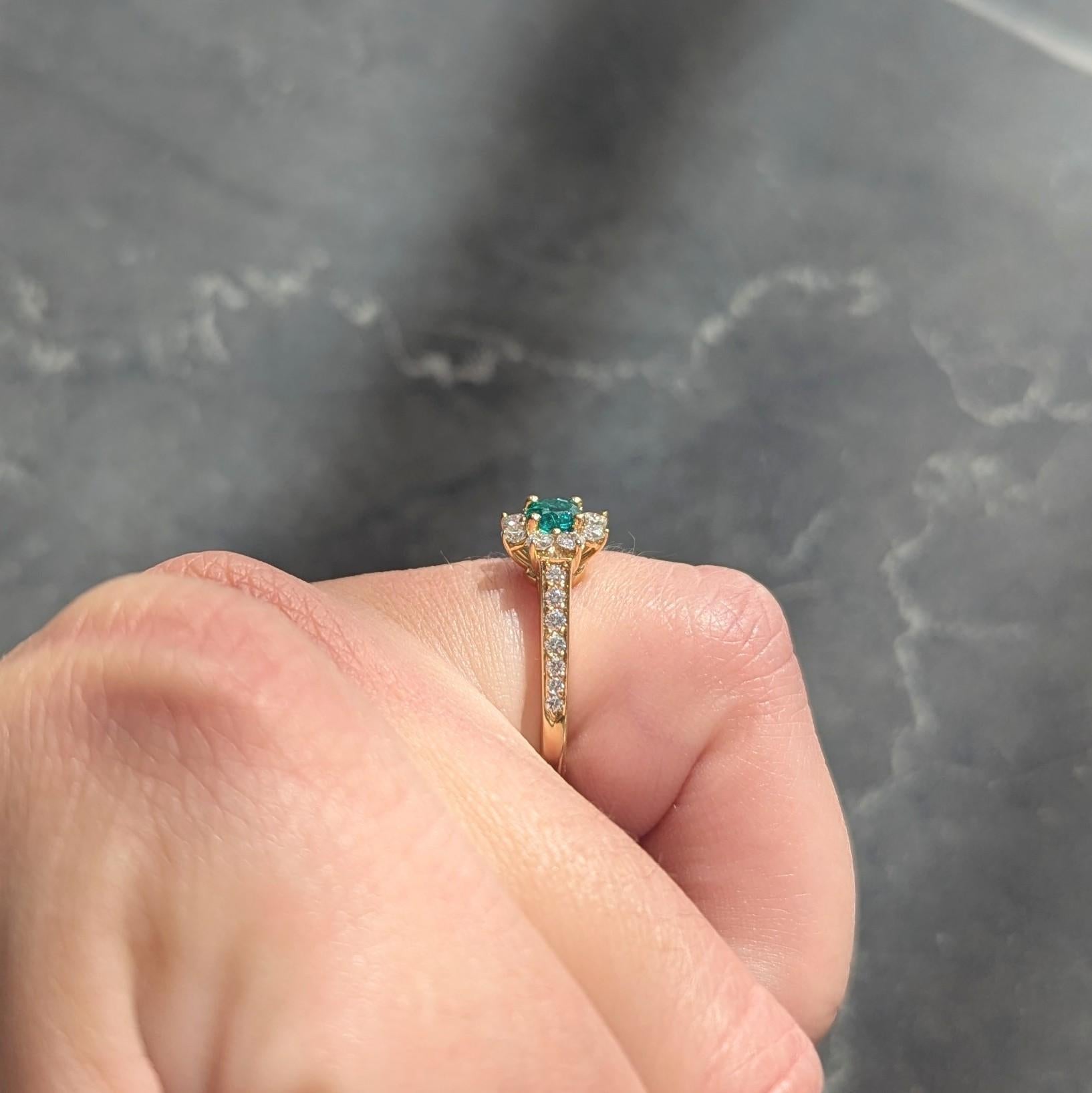 Tiffany & Co. 1990 0.95 CTW Emerald Diamond 18K Vintage Cluster Ring in vendita 2