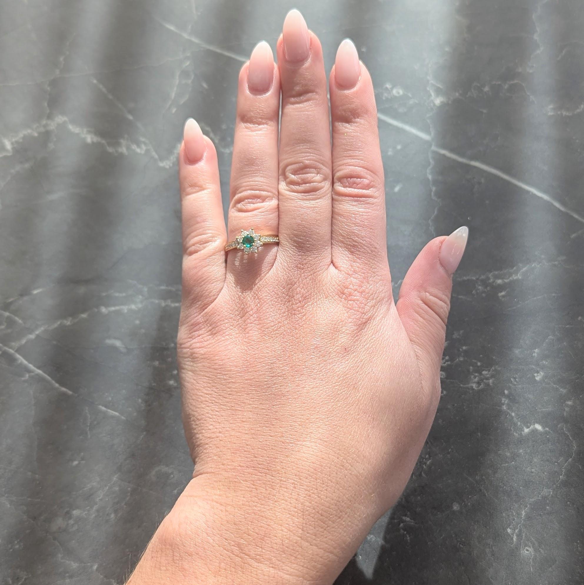 Al centro uno smeraldo taglio rotondo del peso totale di circa 0.36 carati - verde medio trasparente
Incastonato con un'aureola circondata da diamanti rotondi taglio brillante incastonati.
Con altri diamanti incastonati in file lungo le spalle.
Pesa