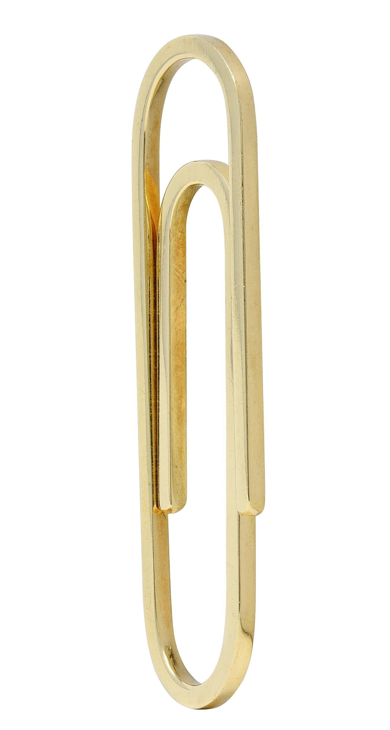 Design/One come una grande graffetta in oro giallo
Composto da fili e funzioni
Serve come fermasoldi, segnalibro, ciondolo, etc.
Timbrato per l'oro a 14 carati
Completamente firmato per Tiffany & Co.
Circa: anni '90
Misure: 2 1/8 x 5/8 pollici
Peso