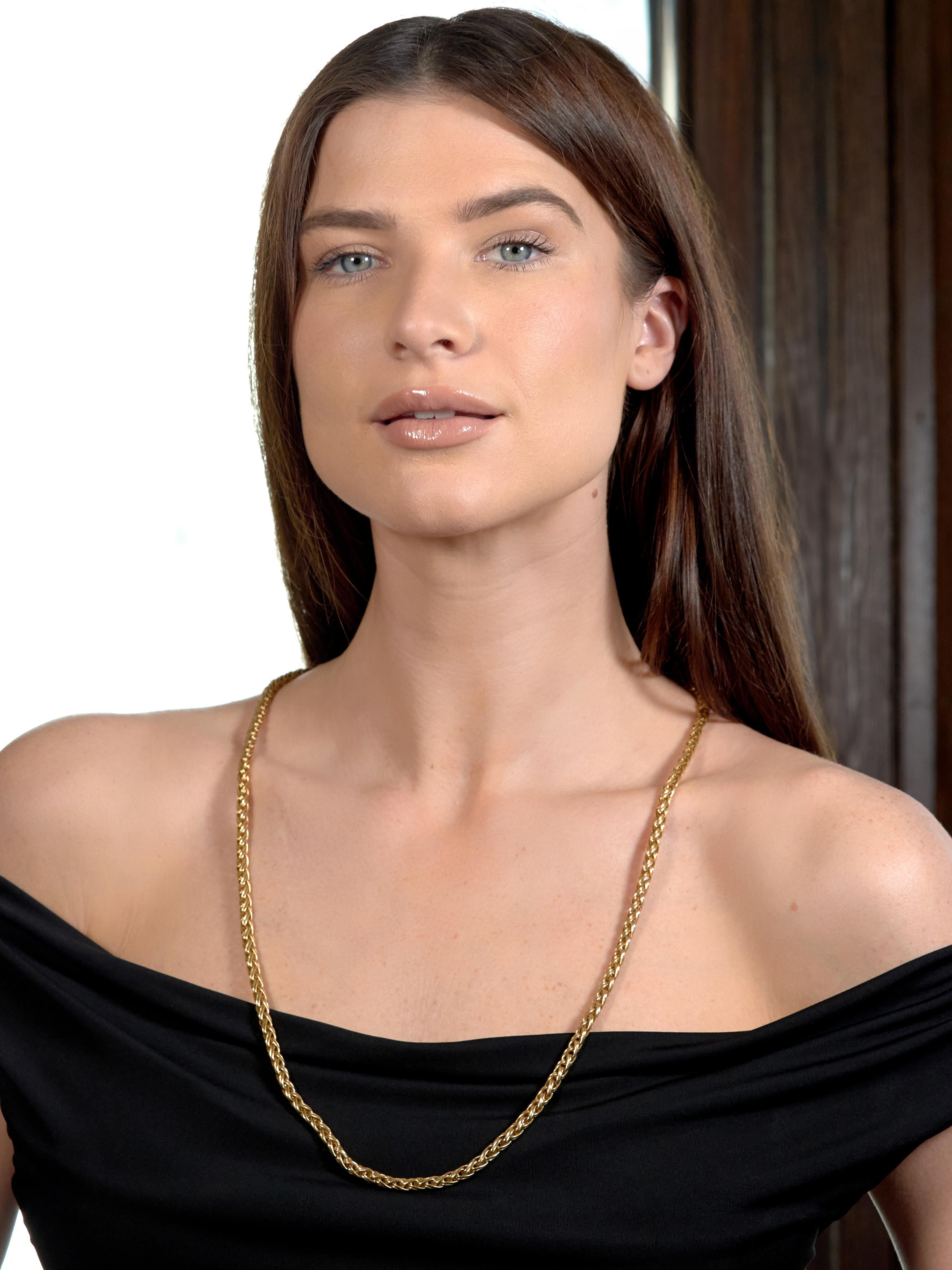 Conçue comme une chaîne à armure russe uniforme
Composé de maillons à motif tissé
Avec finition polie
Fermeture par un fermoir dissimulé
Avec la sécurité en huit
Estampillé pour l'or 18 carats
Numéroté avec la marque du fabricant pour Tiffany &