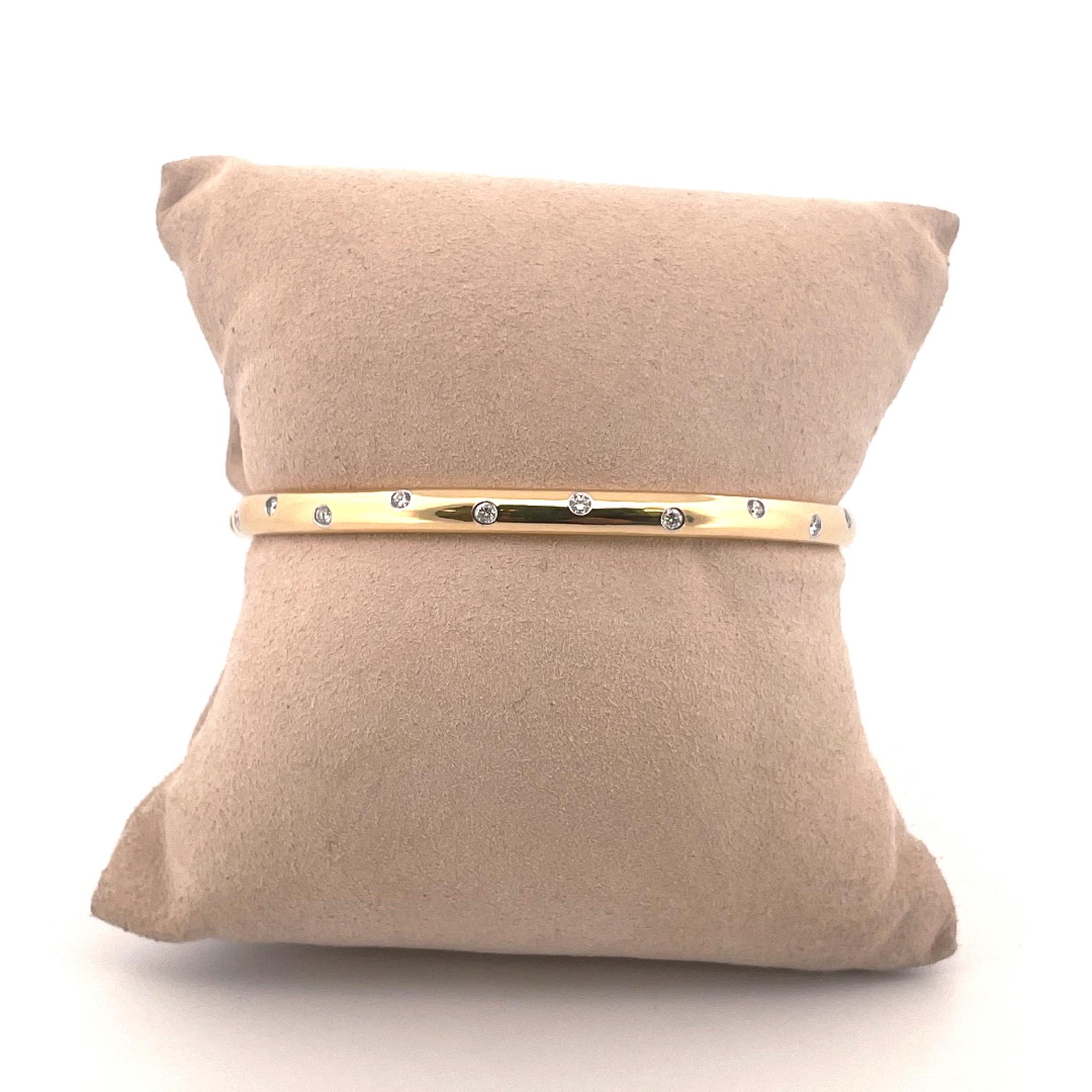 Du créateur Tiffany & Co., vers les années 1990, bracelet Etoile en or jaune 18 carats et diamants. Ce bracelet est orné de 10 diamants ronds de taille brillant en serti clos d'un poids total combiné de 0,50 carat. Ces diamants ont une couleur F-G