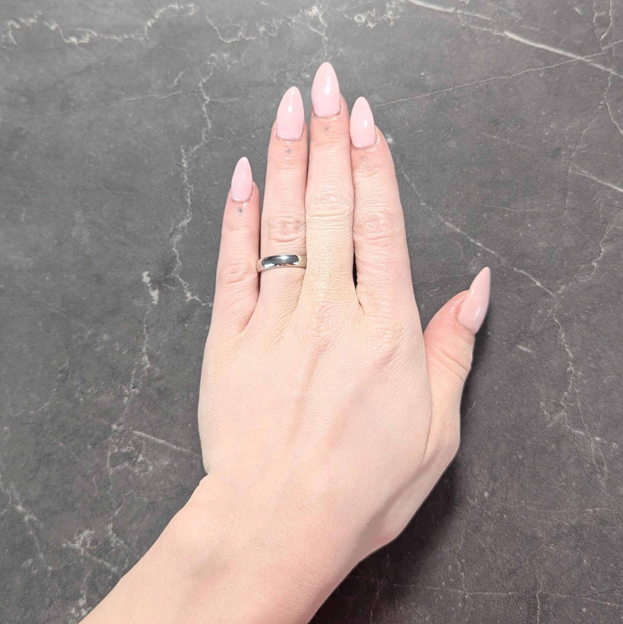 Diseñado como anillo de banda ligeramente redondeado
Con un acabado muy pulido
Estampado para platino
Totalmente firmado para Tiffany & Co.
Circa: años 90: de la colección Forever
Tamaño del anillo: 6 3/4 y considerable
Mide de norte a sur 4,5 mm y