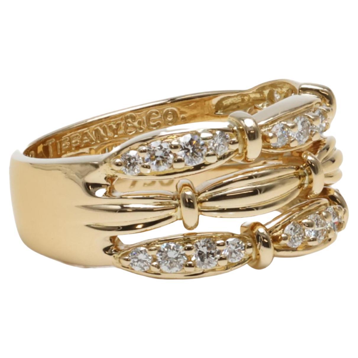 Entdecken Sie zeitlose Eleganz mit diesem 3-reihigen Armband von Tiffany & Co., das aus 18 Karat Gelbgold gefertigt und mit funkelnden Diamanten verziert ist. Dieser Ring verbindet klassische Raffinesse mit moderner Brillanz. Drei exquisite Reihen