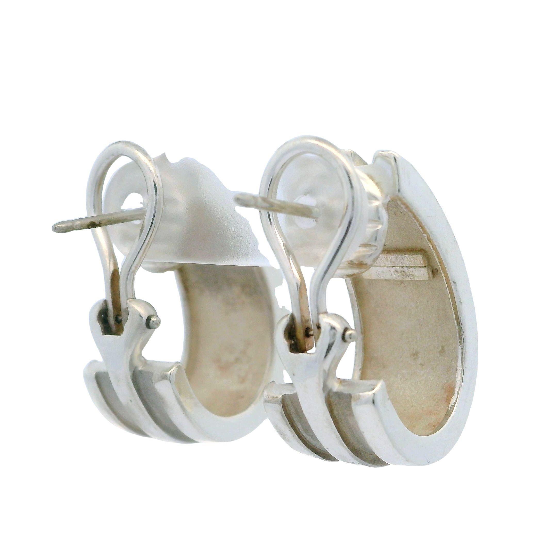 Tiffany & Co. 1995 Atlas Sterling Silver Grooved Large Cuff Omega Back Earrings In Excellent Condition In Montclair, NJ
