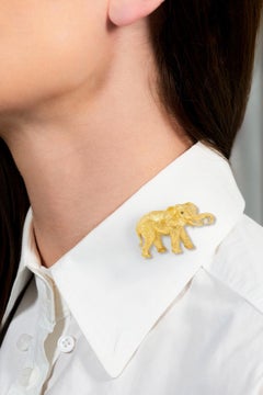 Tiffany & Co. 1996 Diamante Zaffiro Oro Giallo 18 Carati Spilla Elefante Vintage