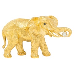 Tiffany & Co. 1996 Diamond Sapphire 18 Karat Yellow Gold Vintage Elephant Brooch