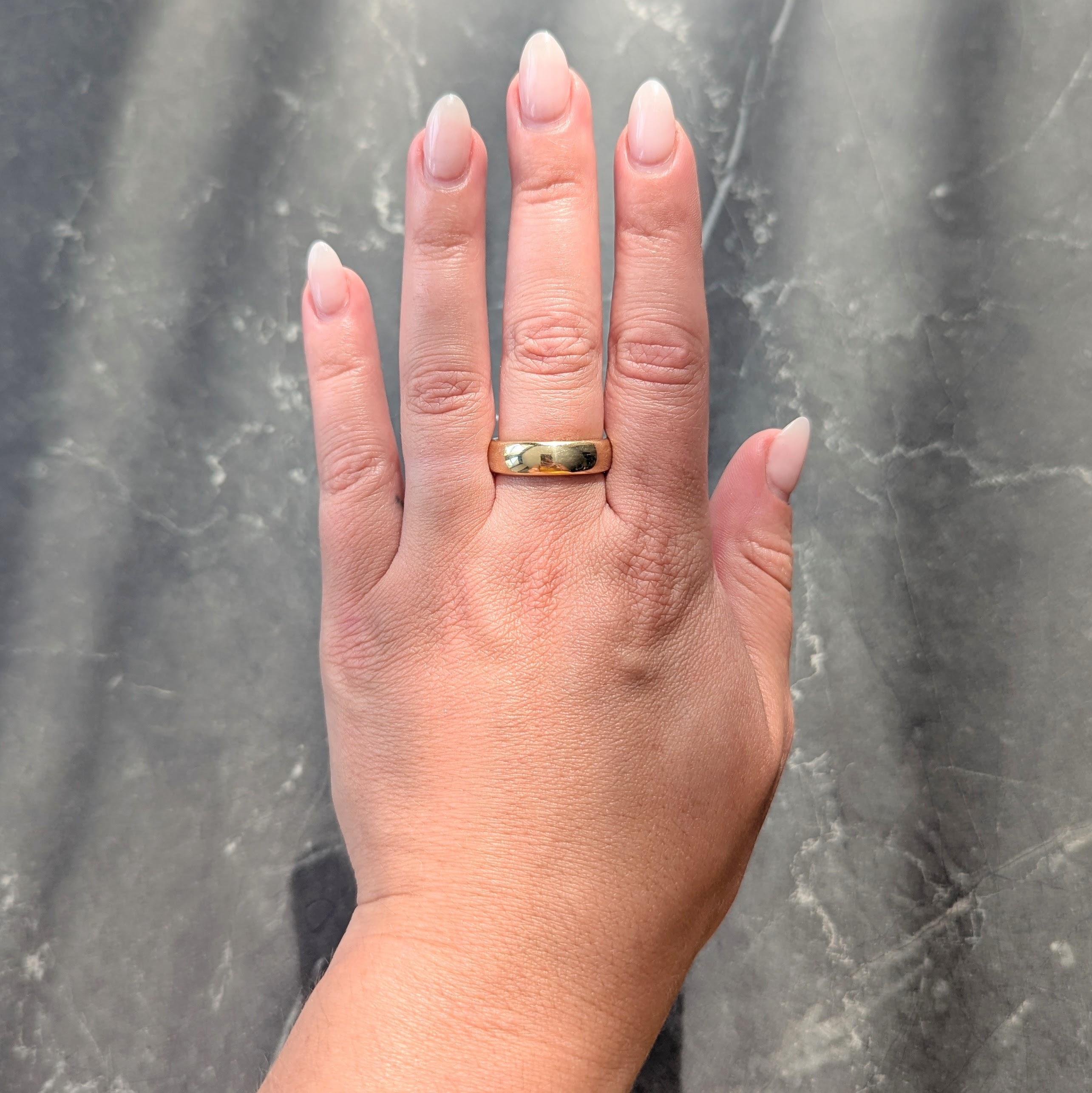 Entworfen als leicht abgerundeter Bandring
Mit hochglanzpolierter Goldoberfläche
Gestempelt für 18 Karat Gold
Vollständig signiert für Tiffany & Co.
CIRCA: 1999; mit datierter Inschrift; aus der Forever-Sammlung
Ringgröße: 9 1/2 und groß
misst von