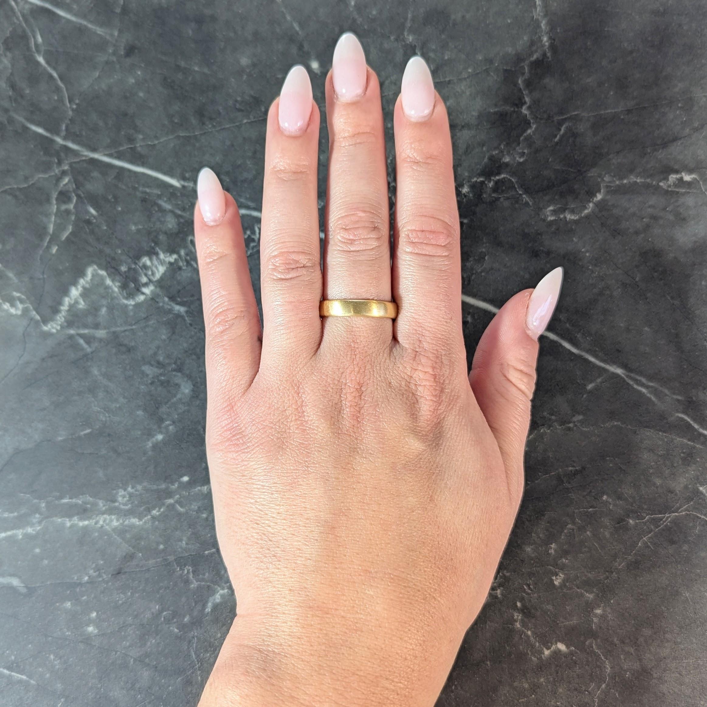 Diseñado como anillo de banda ligeramente redondeado
Con un acabado dorado finamente cepillado
Con interior pulido
Estampado para oro de 18 quilates
Totalmente firmado para Tiffany & Co.
Circa: 1999; mediante inscripción fechada; de la colección