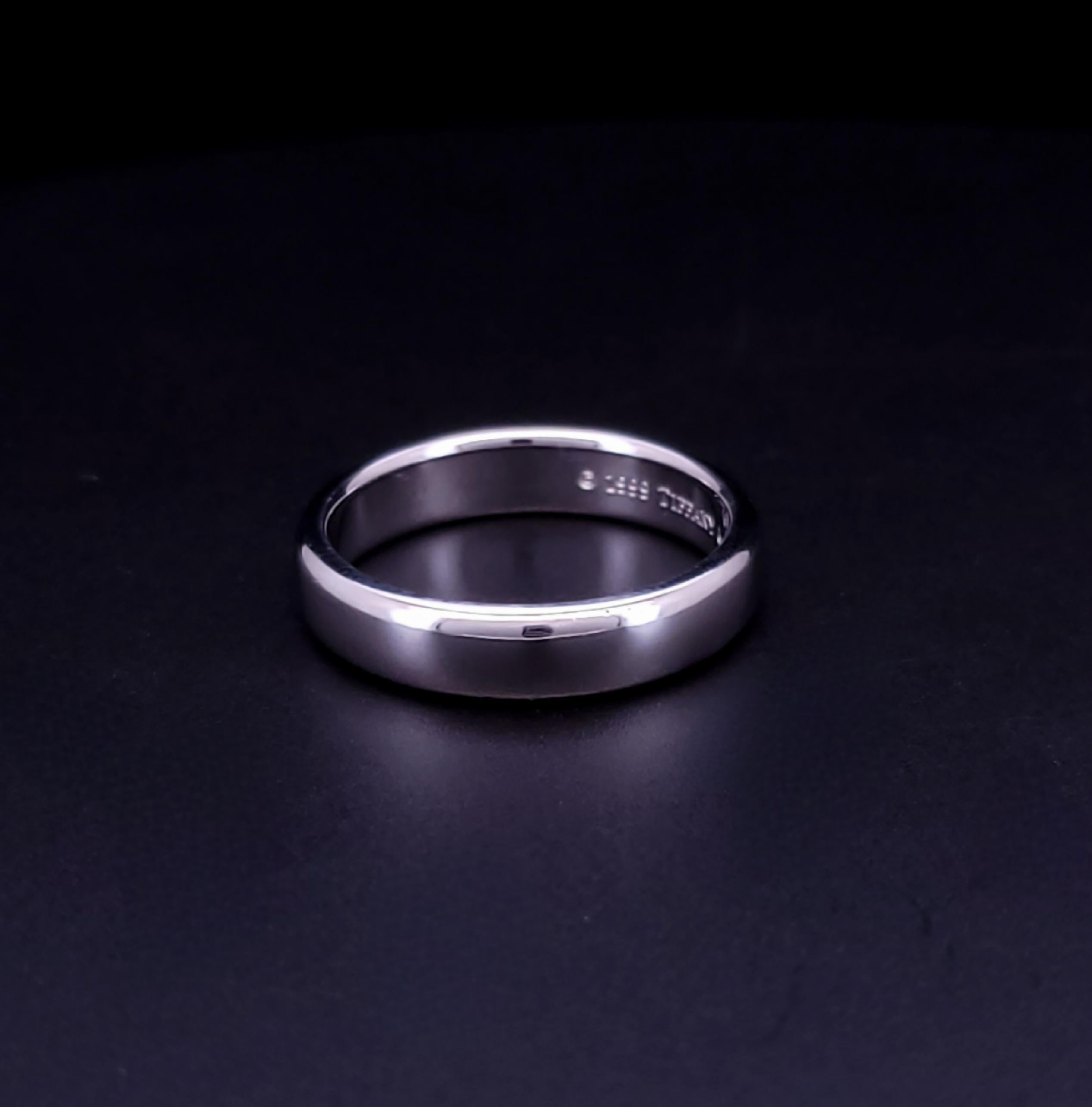 TIFFANY & Co. 1999 Forever  950 Platinum 4.5mm  Wedding Band size 8
Platinum 950
Ring size: 8.00
Wide : 4.5 mm
Thickness: 1.7 mm
Weight: 9.3 gm