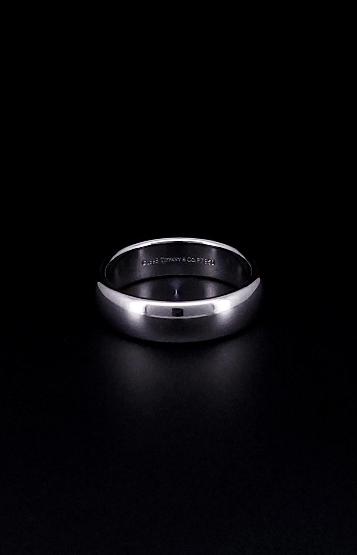 TIFFANY & CO. ANELLO LUCIDA IN PLATINO
*L'anello include la scatola originale di Tiffany, senza documenti.

-Metallo: Platino
-Condit: Perfetta, &New
-Dimensione: 10
-Peso: 15,6 grammi
-Spessore: 6 mm
-Vestibilità: Comfort