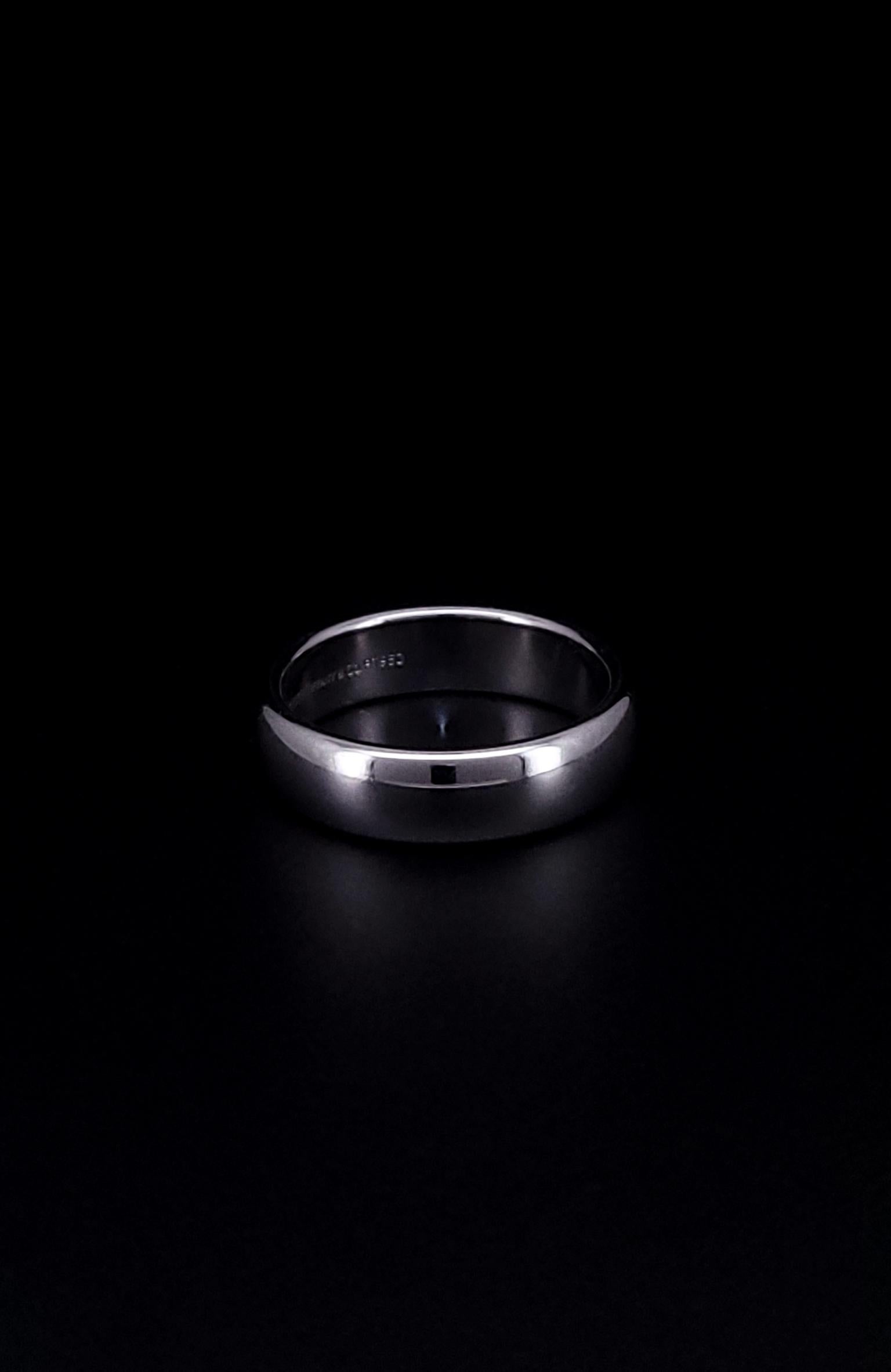 Anello Tiffany & Co. 1999 Forever Lucida in platino da 6mm In condizioni ottime in vendita a New York, NY