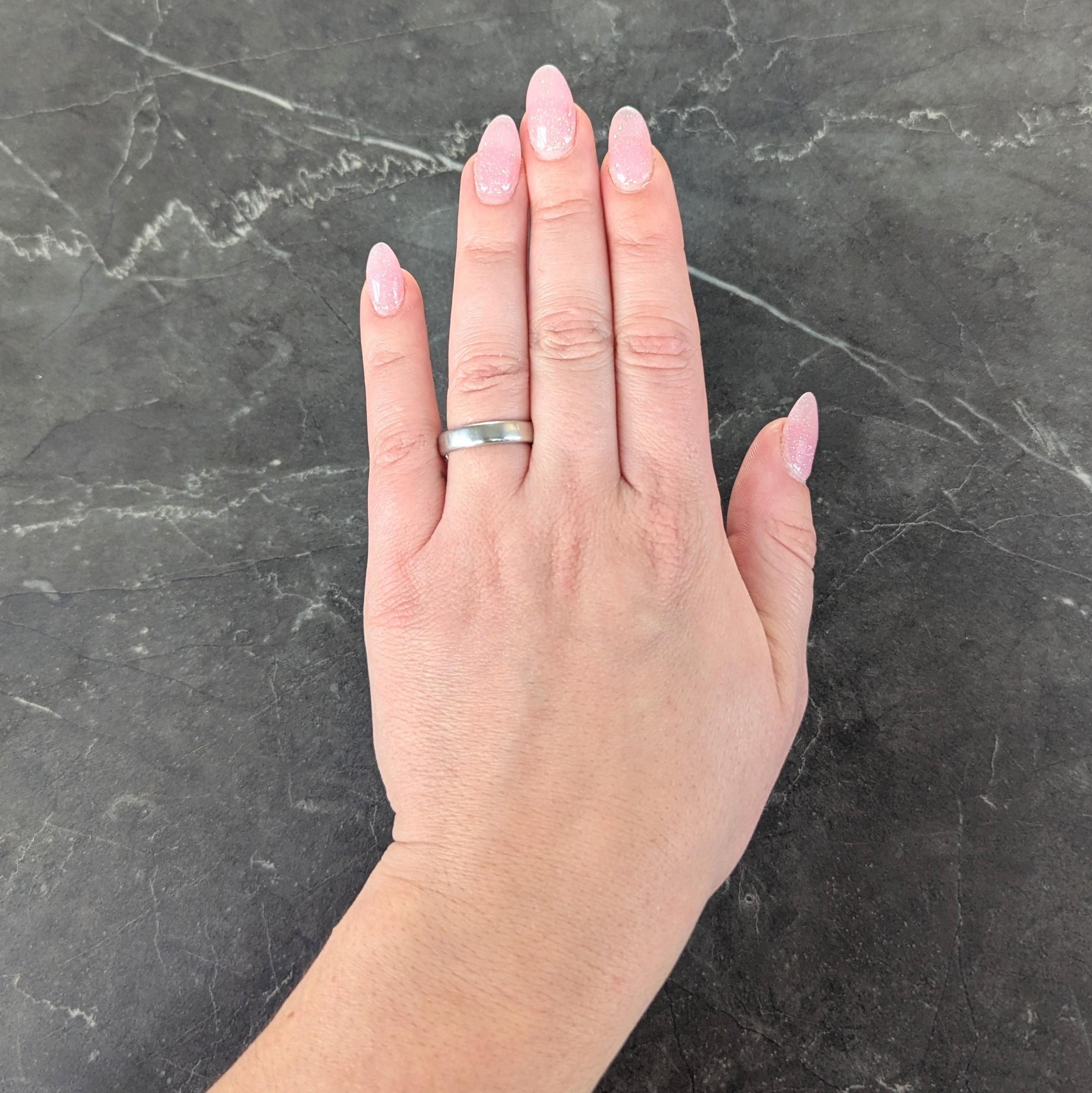 Diseñado como anillo de banda ligeramente redondeado
Con un acabado satinado mate
Estampado para platino
Totalmente firmado para Tiffany & Co.
Circa: 1999; mediante inscripción fechada - de la Colección Forever
Tamaño del anillo: 6 1/2 y